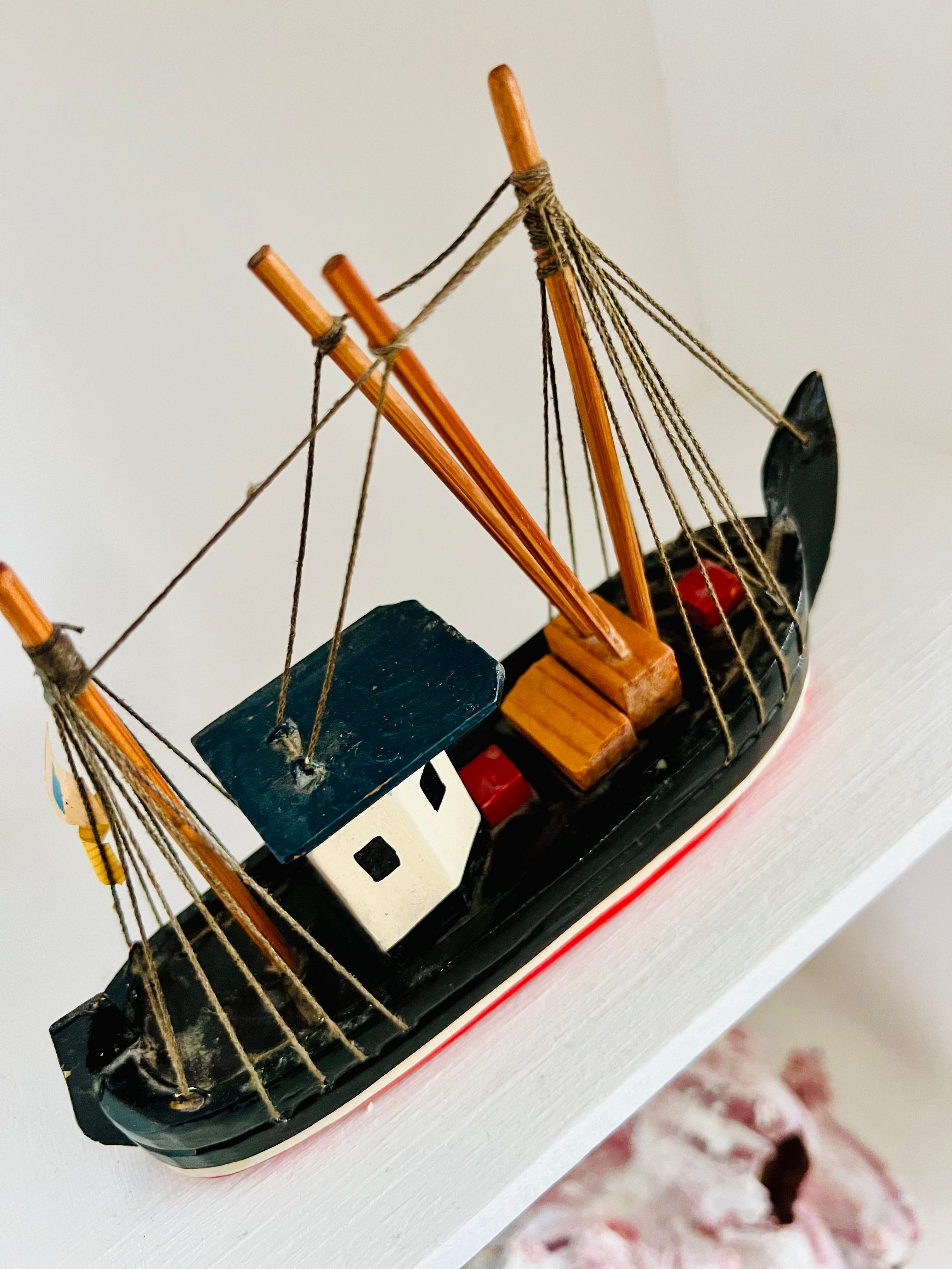 Vissersbootje van hout