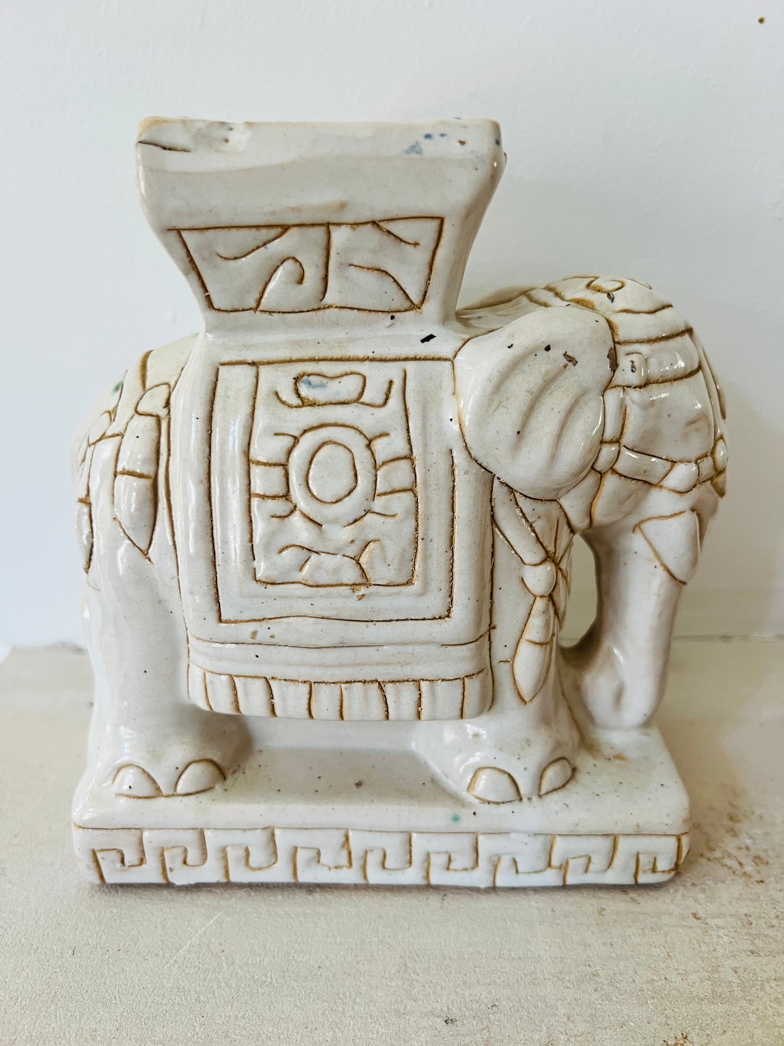Olifant plantentafeltje van keramiek beige