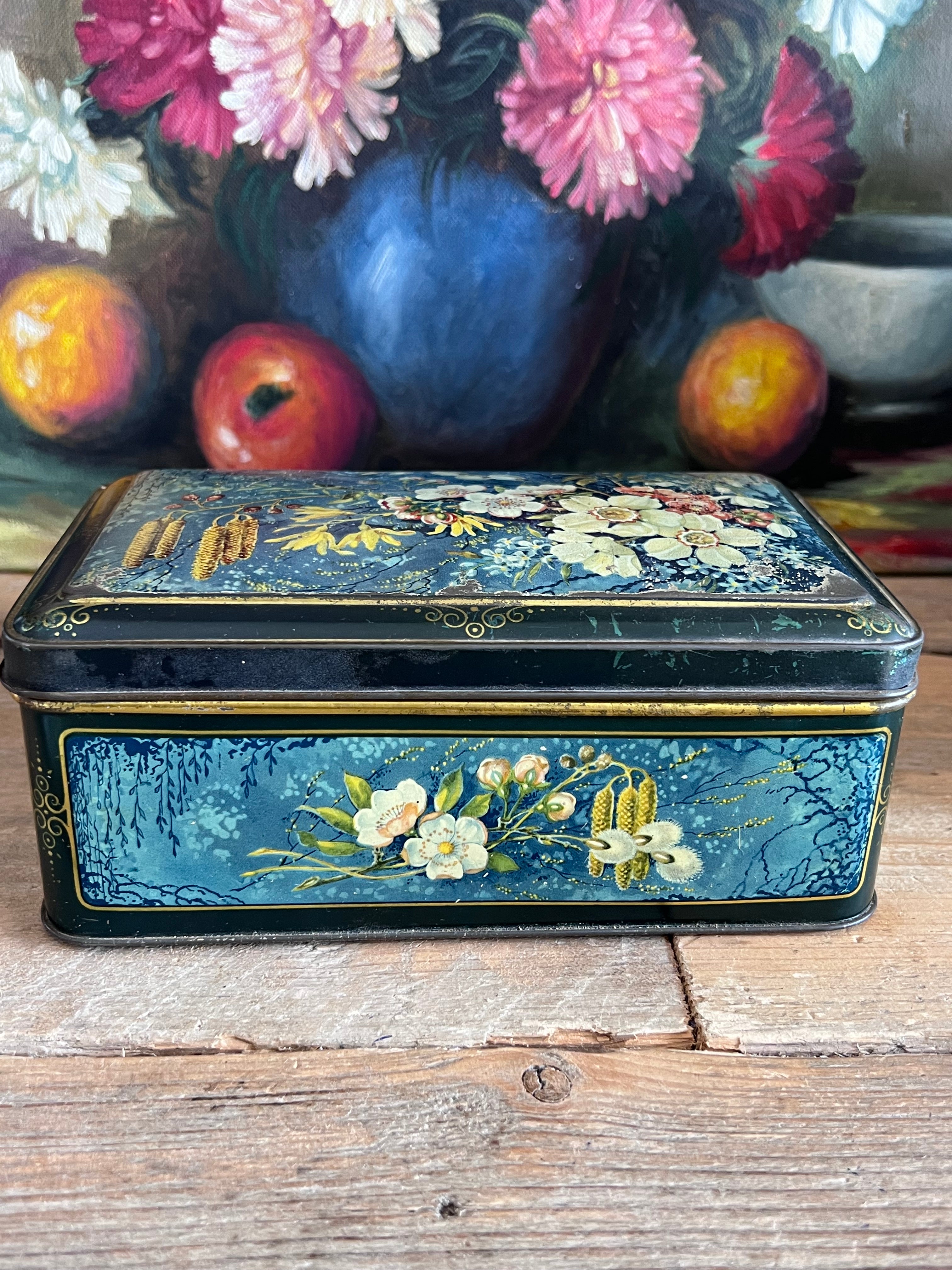 antiek blik, vintage blik bloemen, antiek decoratie, bloemen blik vintage, retro opbergblik, nostalgisch blik met bloemmotief, decoratief antiek blik, verzamelaars blik, oud blik met bloemenprint.