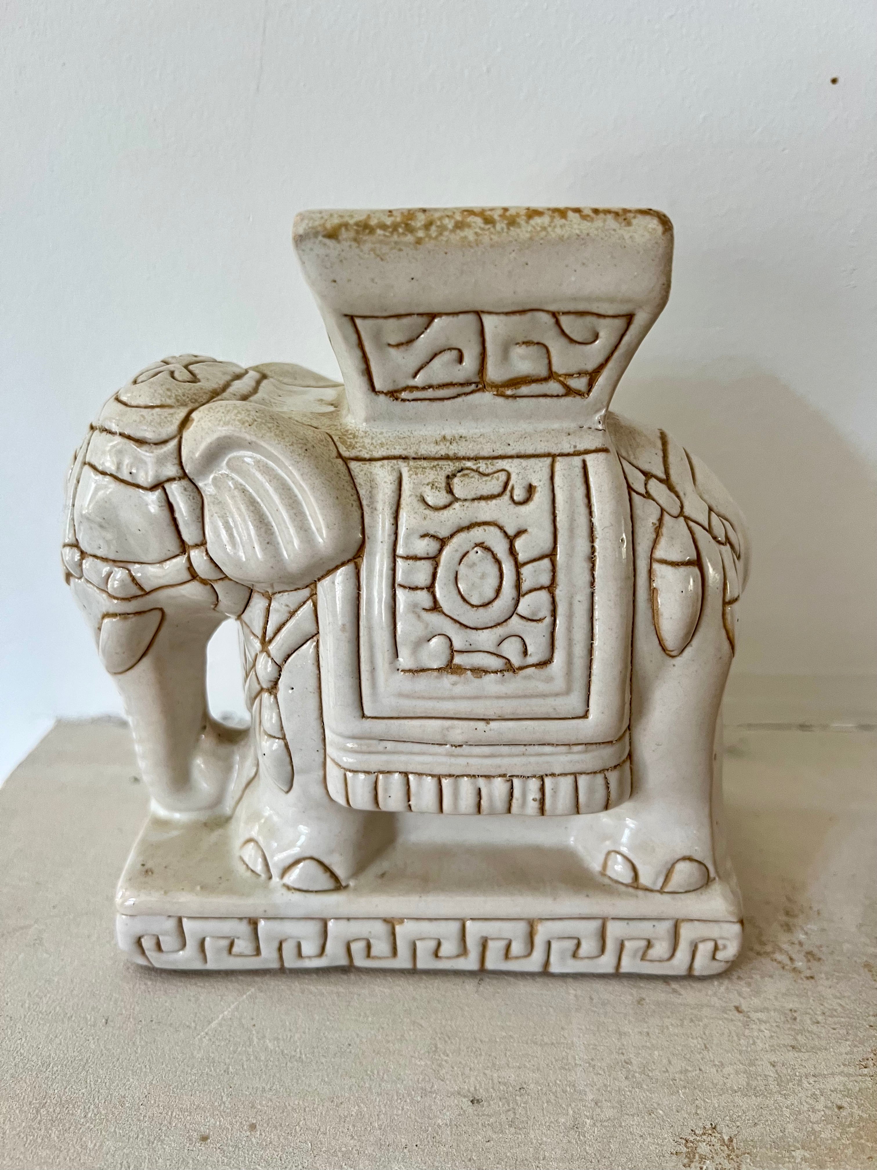 Keramiek plantentafeltje in de vorm van een olifant