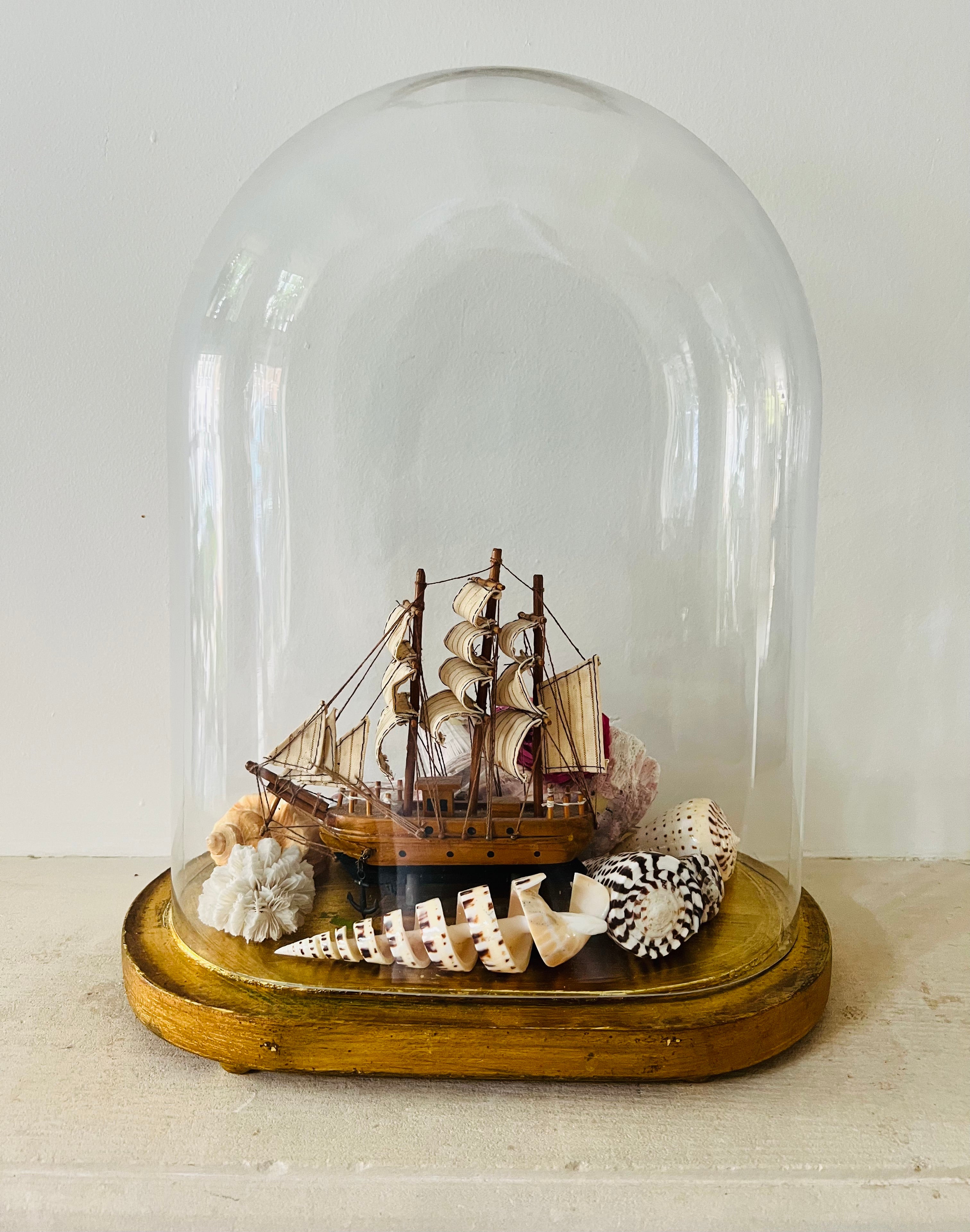 Miniatuur driemaster onder een stolp