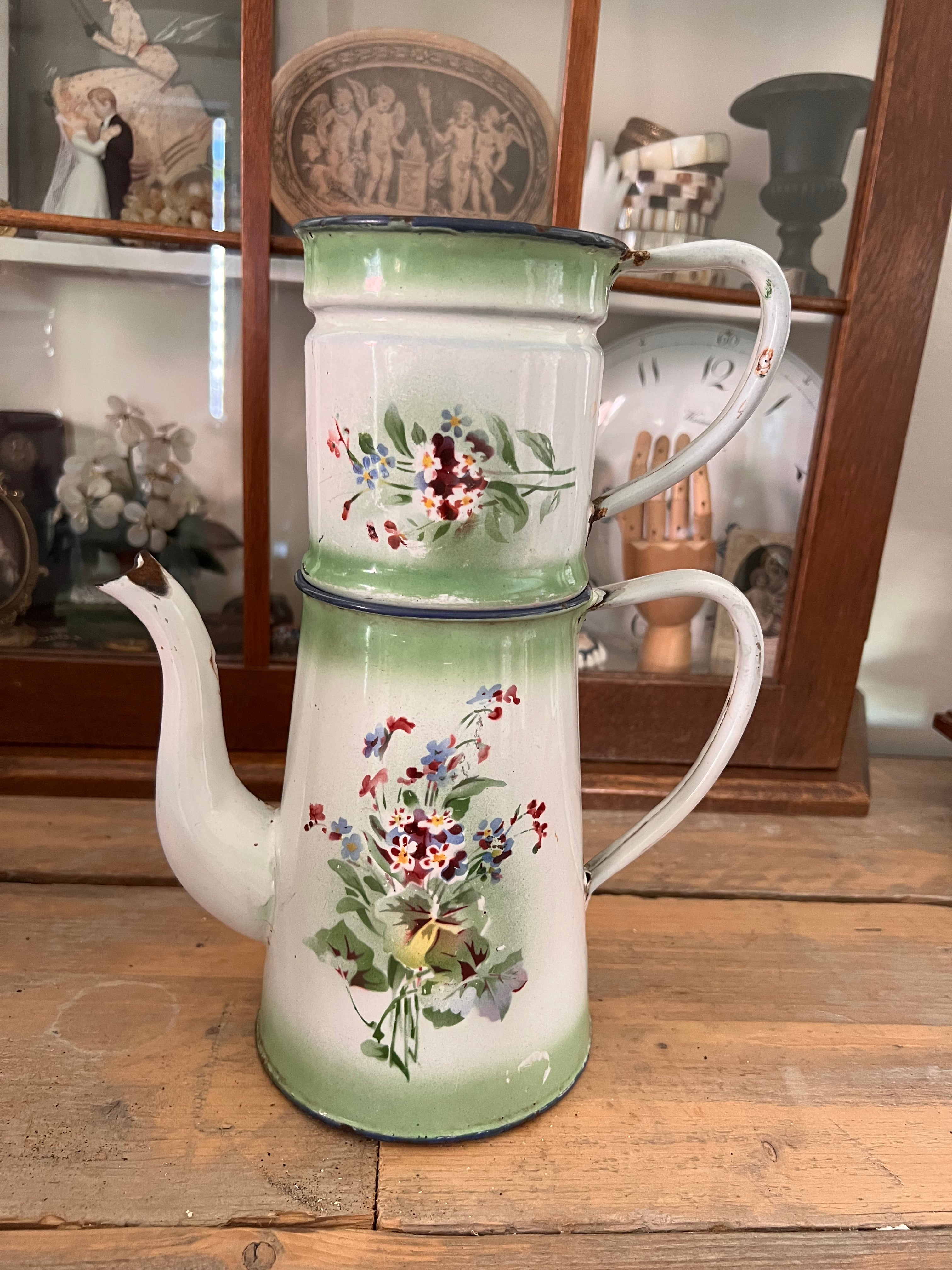 Geblümte Emaille-Kaffeekanne