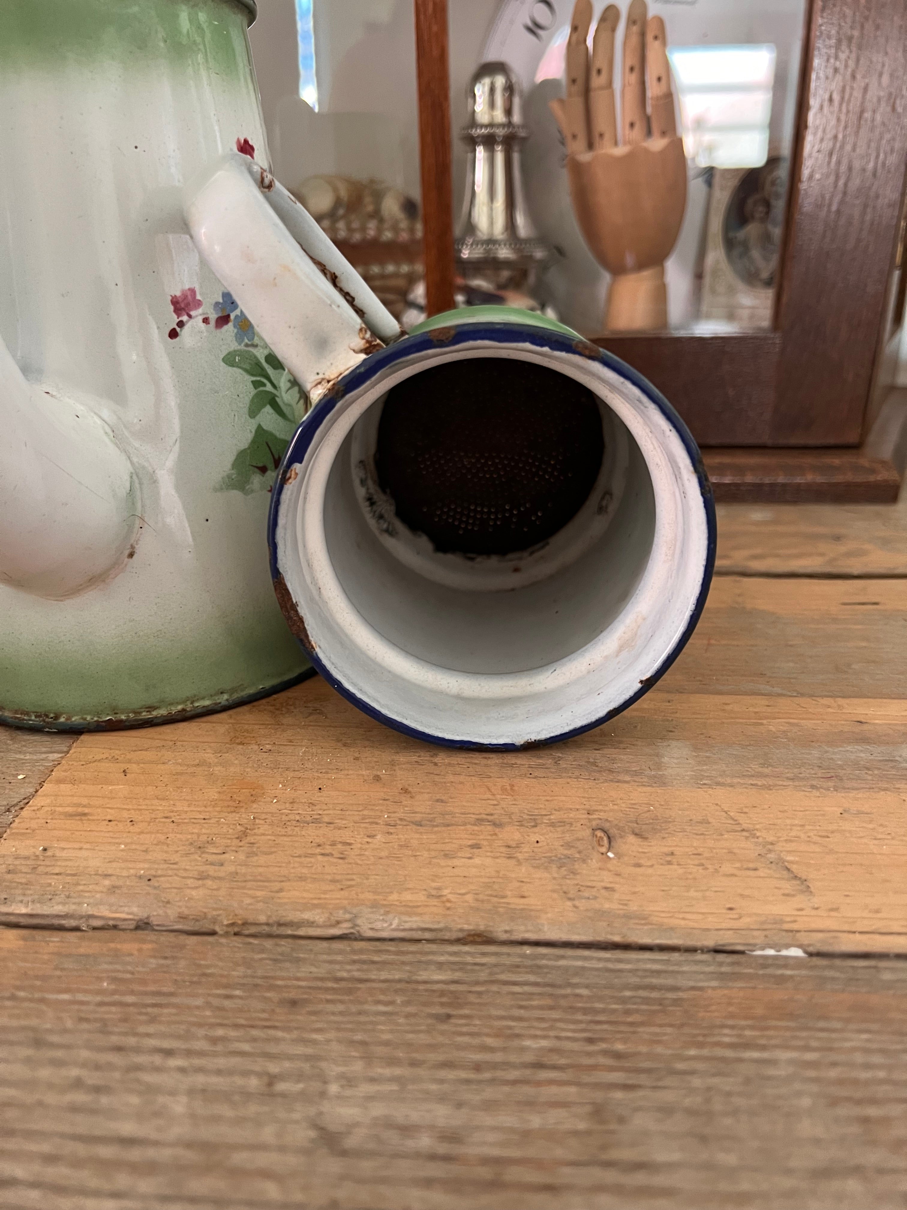 Geblümte Emaille-Kaffeekanne
