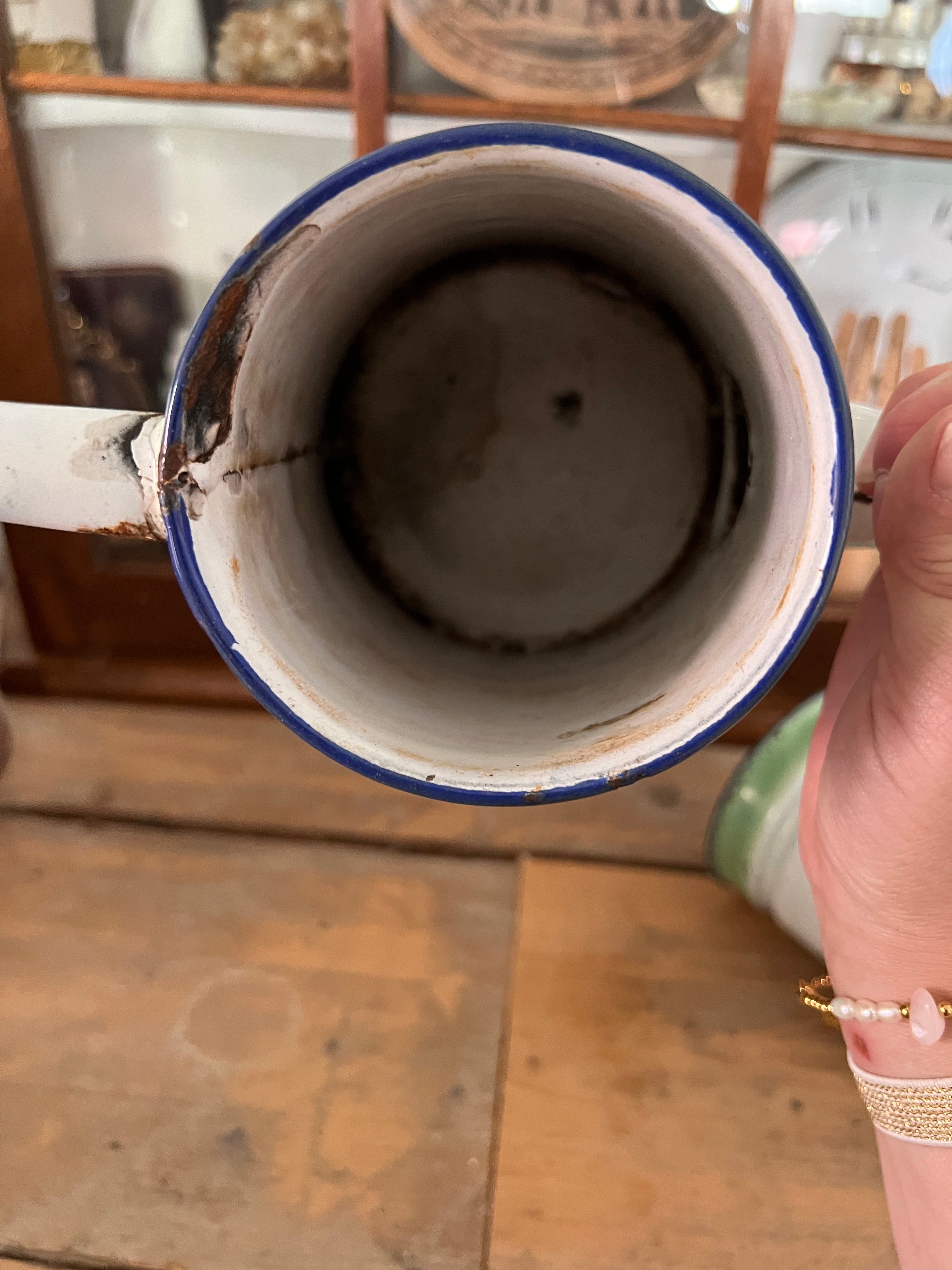 Geblümte Emaille-Kaffeekanne