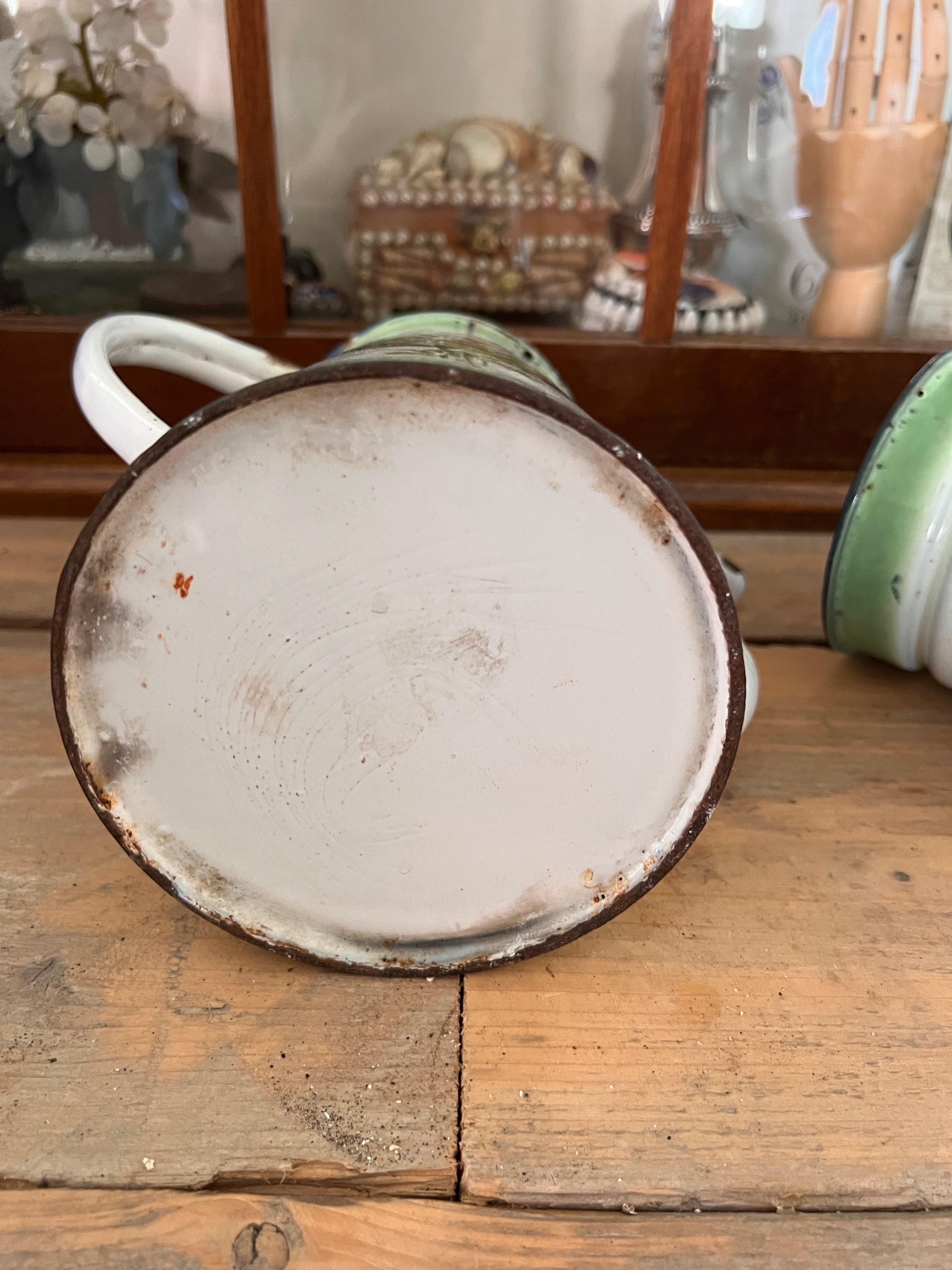 Geblümte Emaille-Kaffeekanne