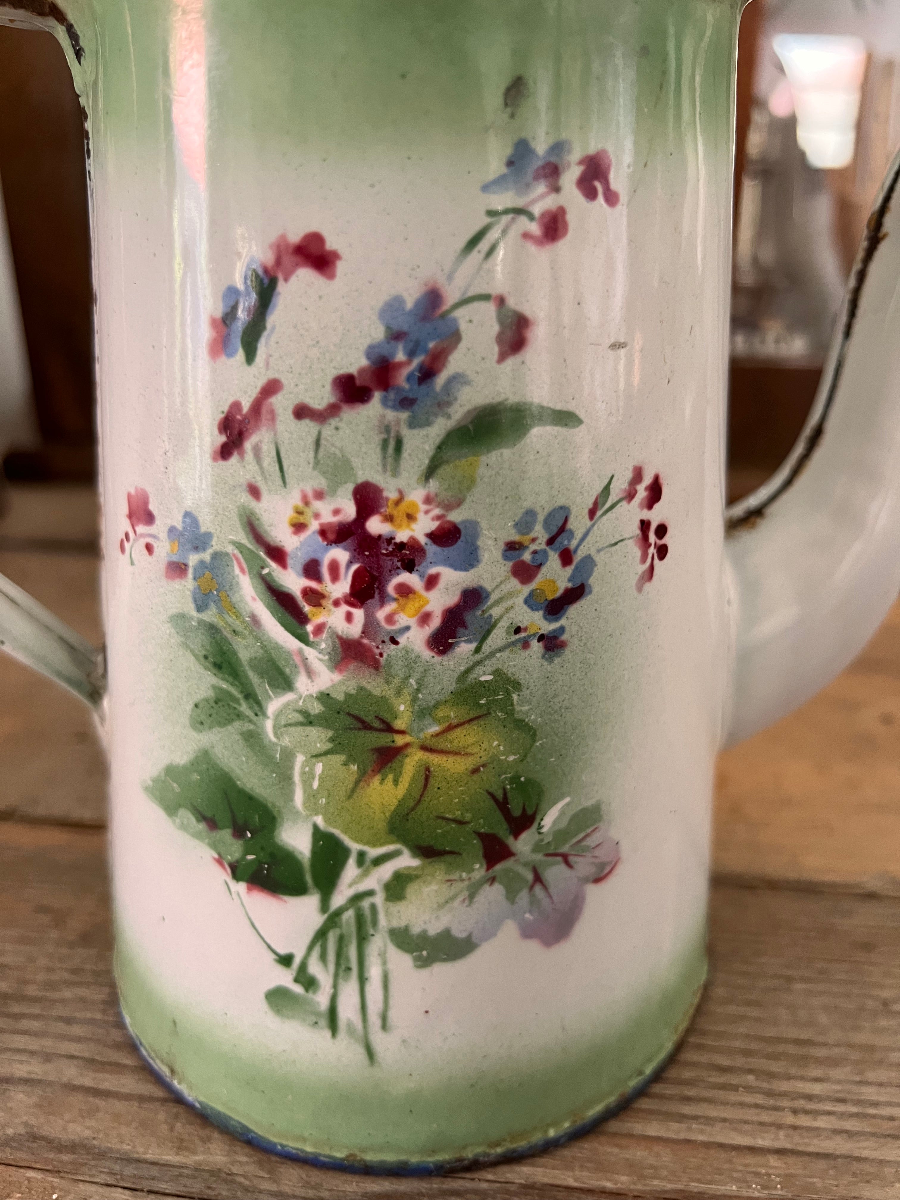 Geblümte Emaille-Kaffeekanne