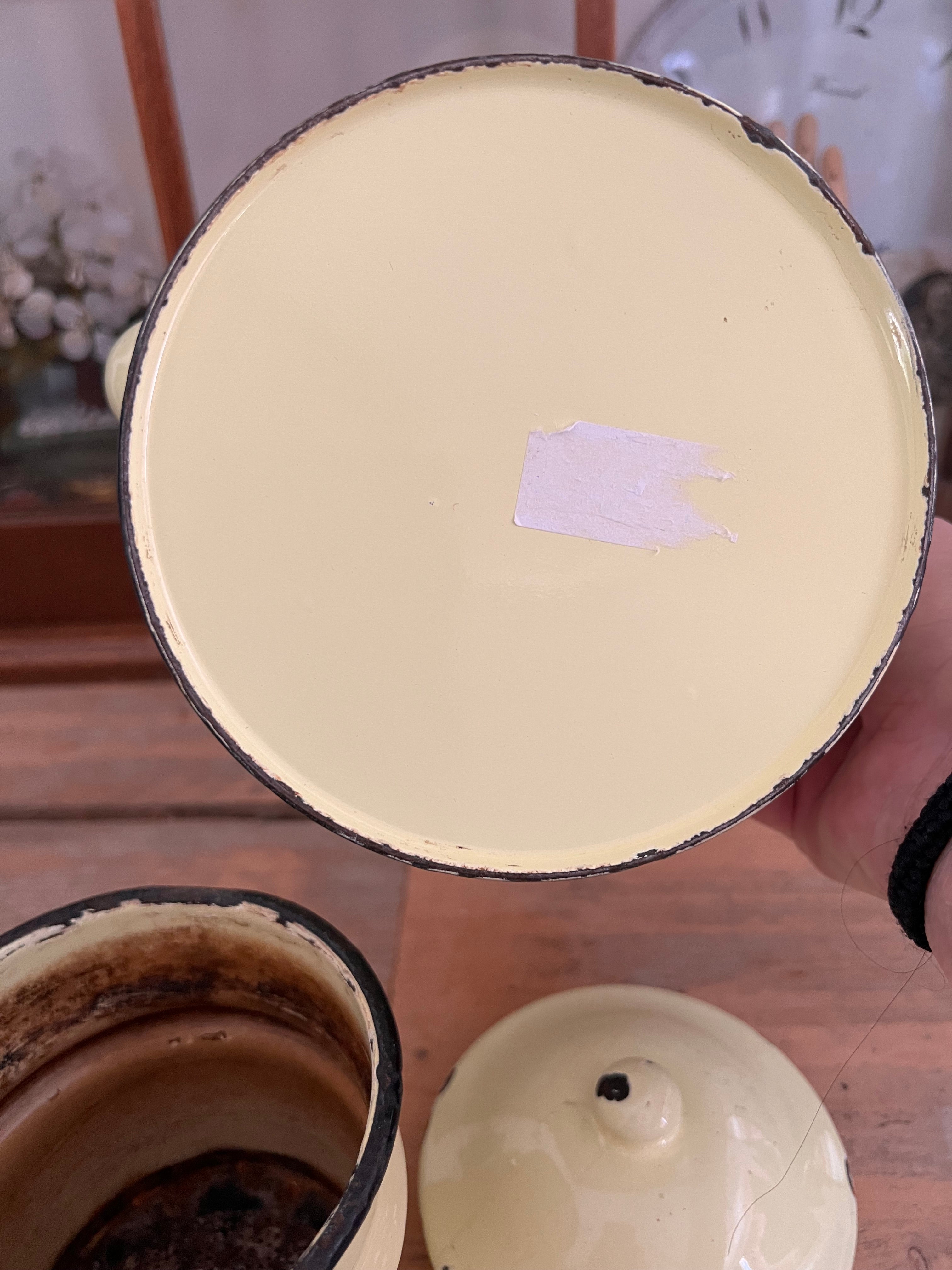 Pastelgele emaille koffiekan