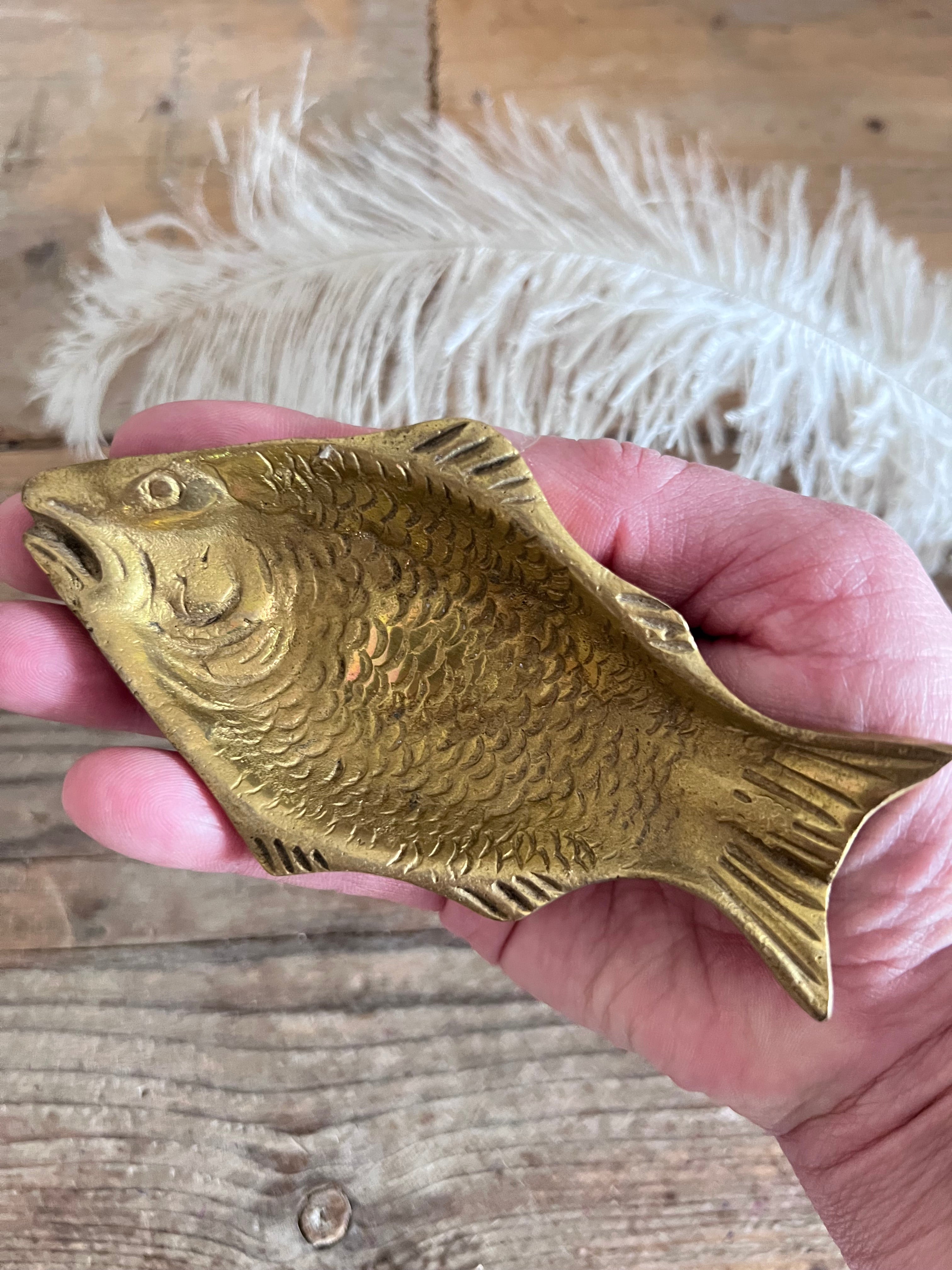 vintage vide poche vis, vintage vide poche gemerkt, visvormig vide poche, vintage opbergbakje, decoratief vide poche, vintage accessoires, verzamelaarsobject vide poche, retro vide poche visvorm, antiek vide poche, vintage interieuraccessoire