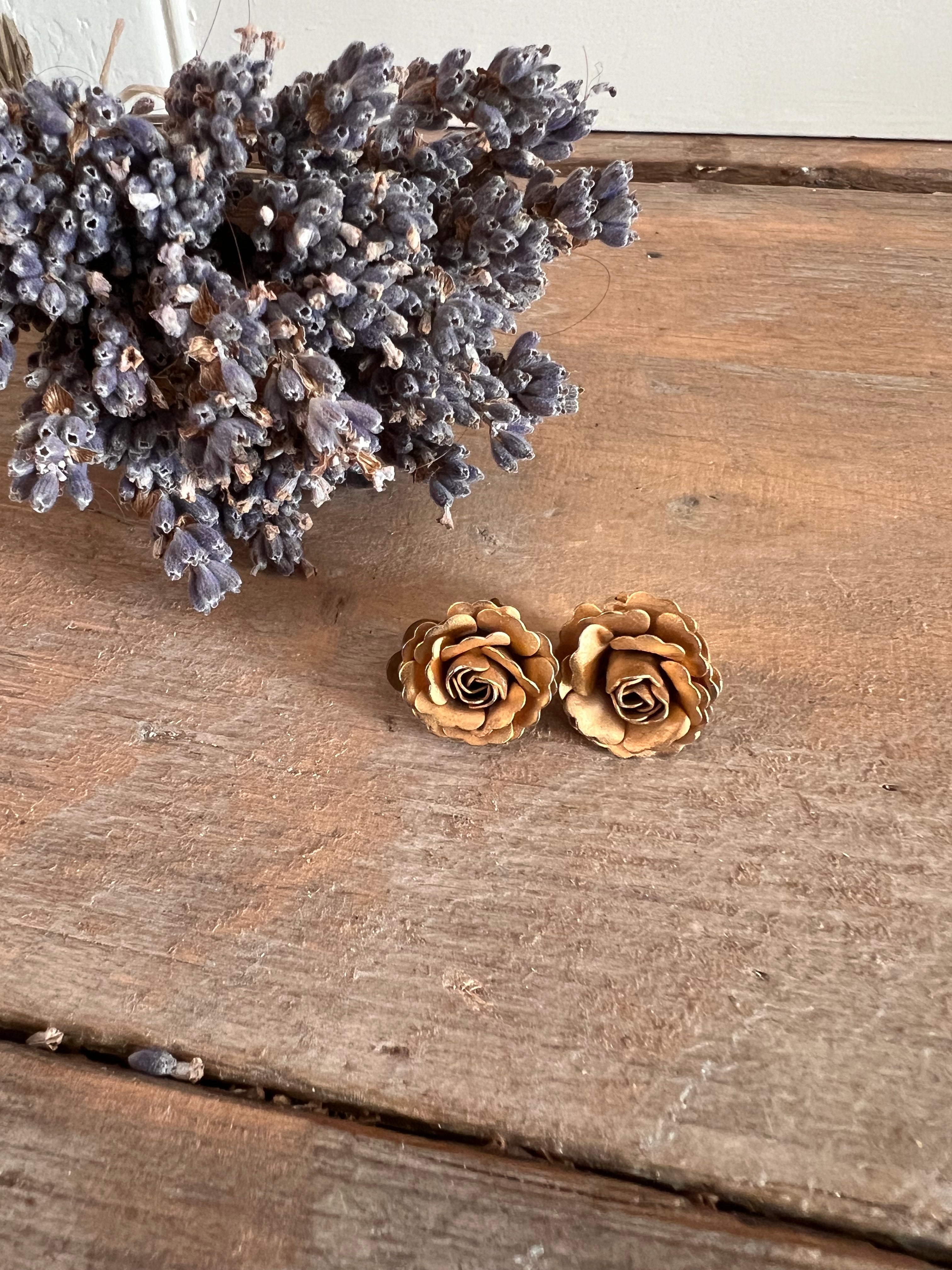 Vintage oorclips goudkleurige roosjes