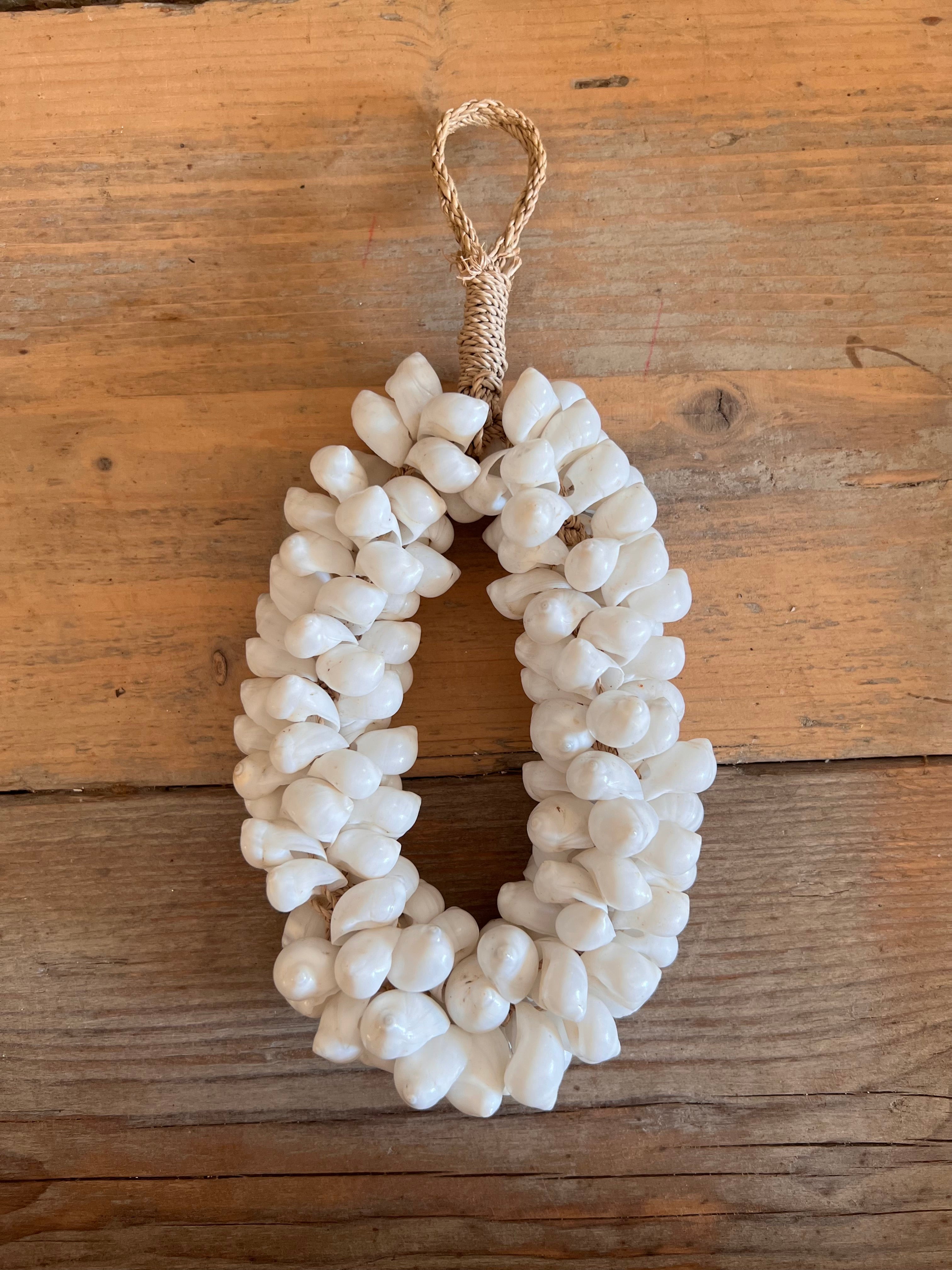 Oval shell pendant white