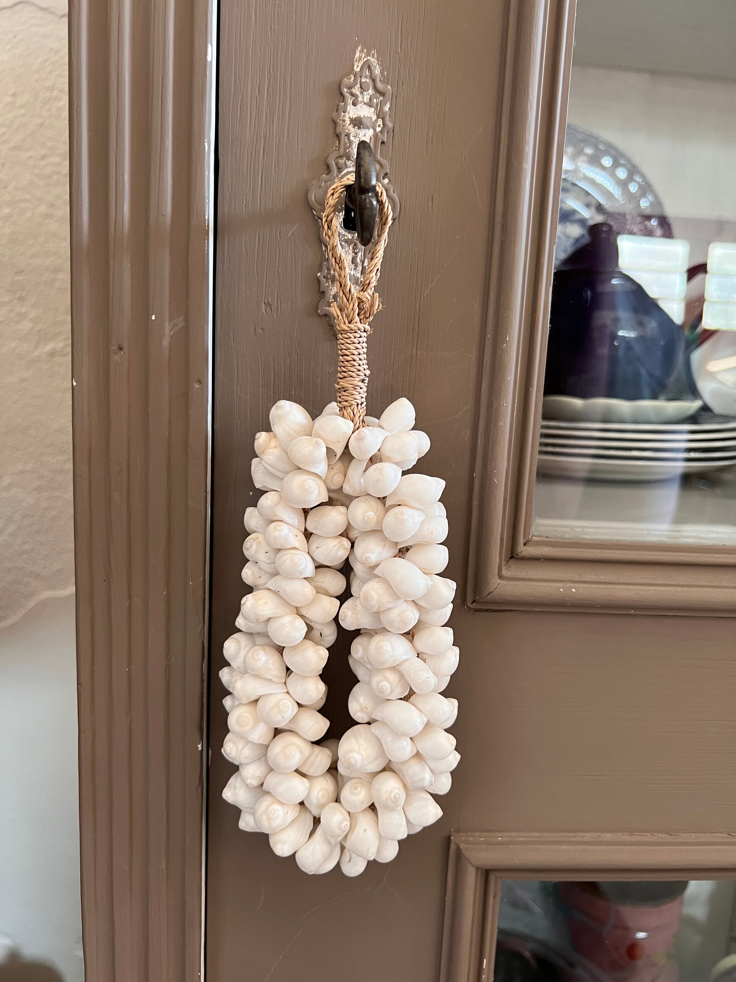 Oval shell pendant white