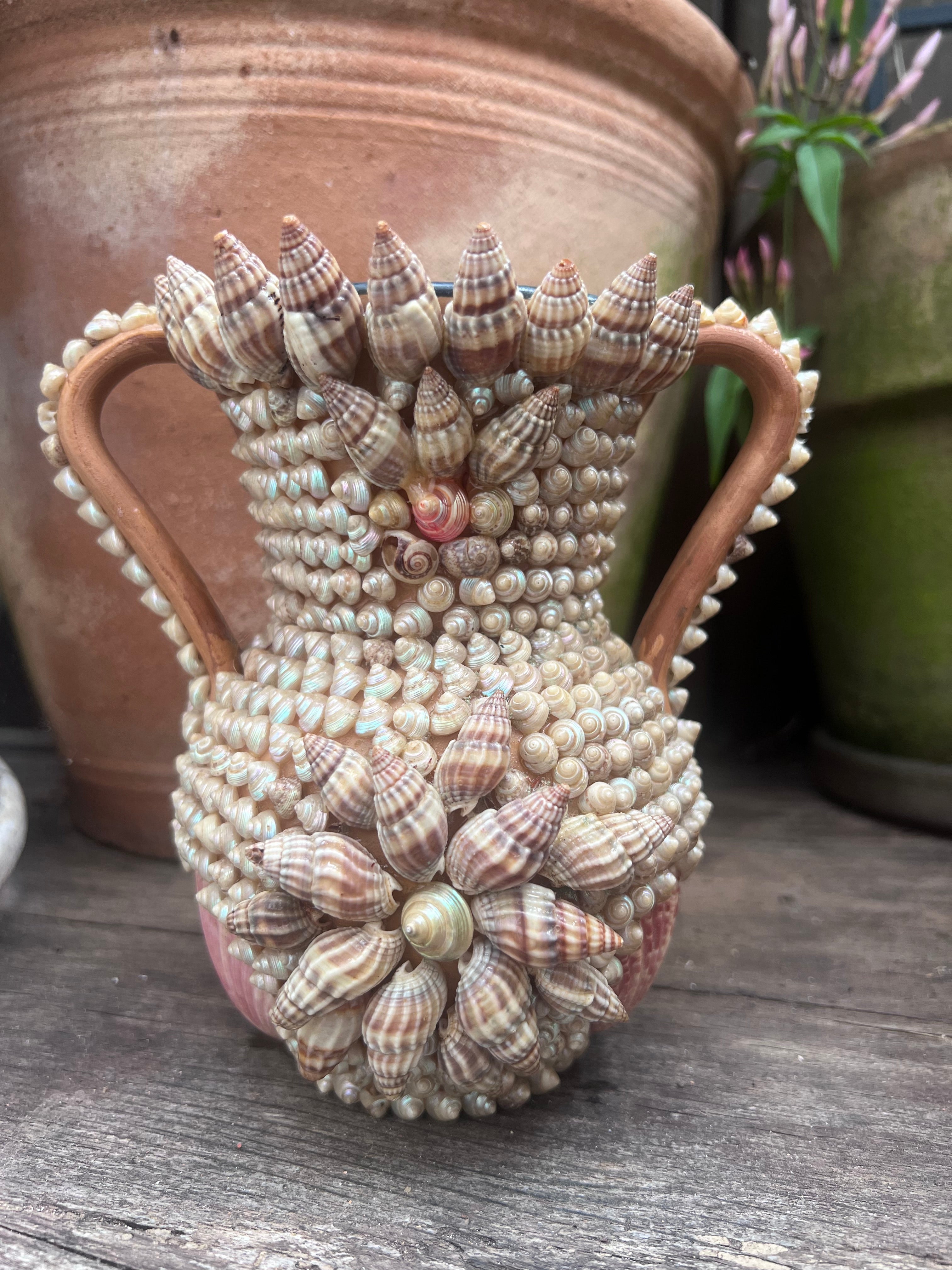 schelpen vaas vintage, terracotta vaas met oren, vaas met schelpen, handgemaakte schelpen decoratie, natuurlijke vaas, vintage woondecoratie, maritieme woonaccessoires, schelpen decor vaas, unieke terracotta vaas.