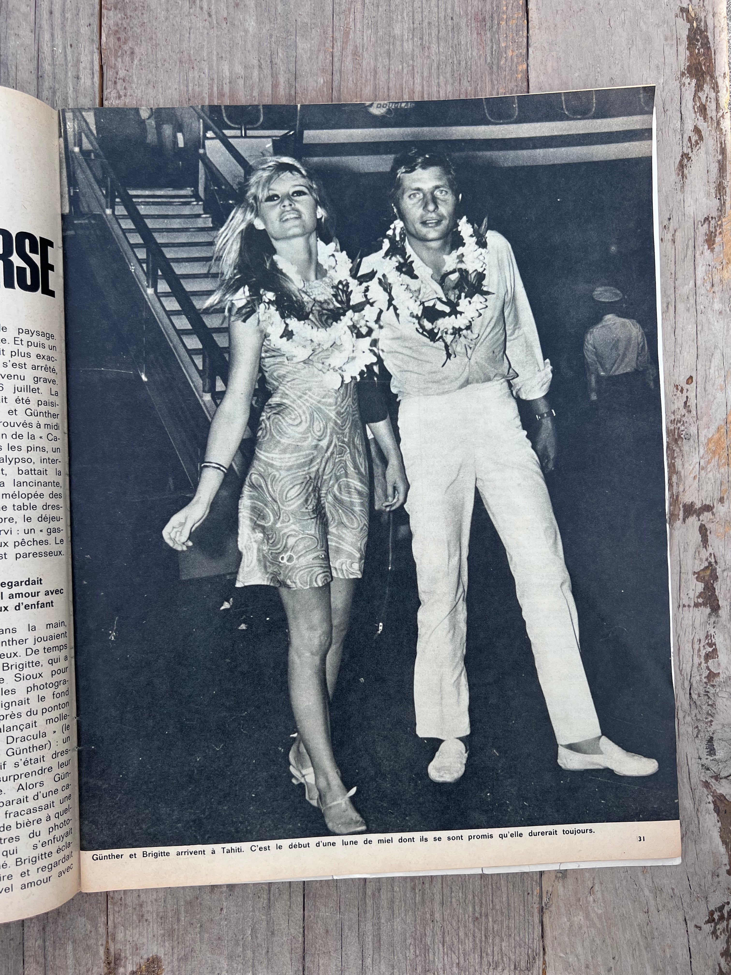 Jours de France 1966, vintage tijdschrift Brigitte Bardot, Brigitte Bardot cover, retro Franse magazines, 60s Franse popcultuur, vintage Jours de France, Brigitte Bardot memorabilia, antiek Frans tijdschrift, nostalgisch magazine jaren 60