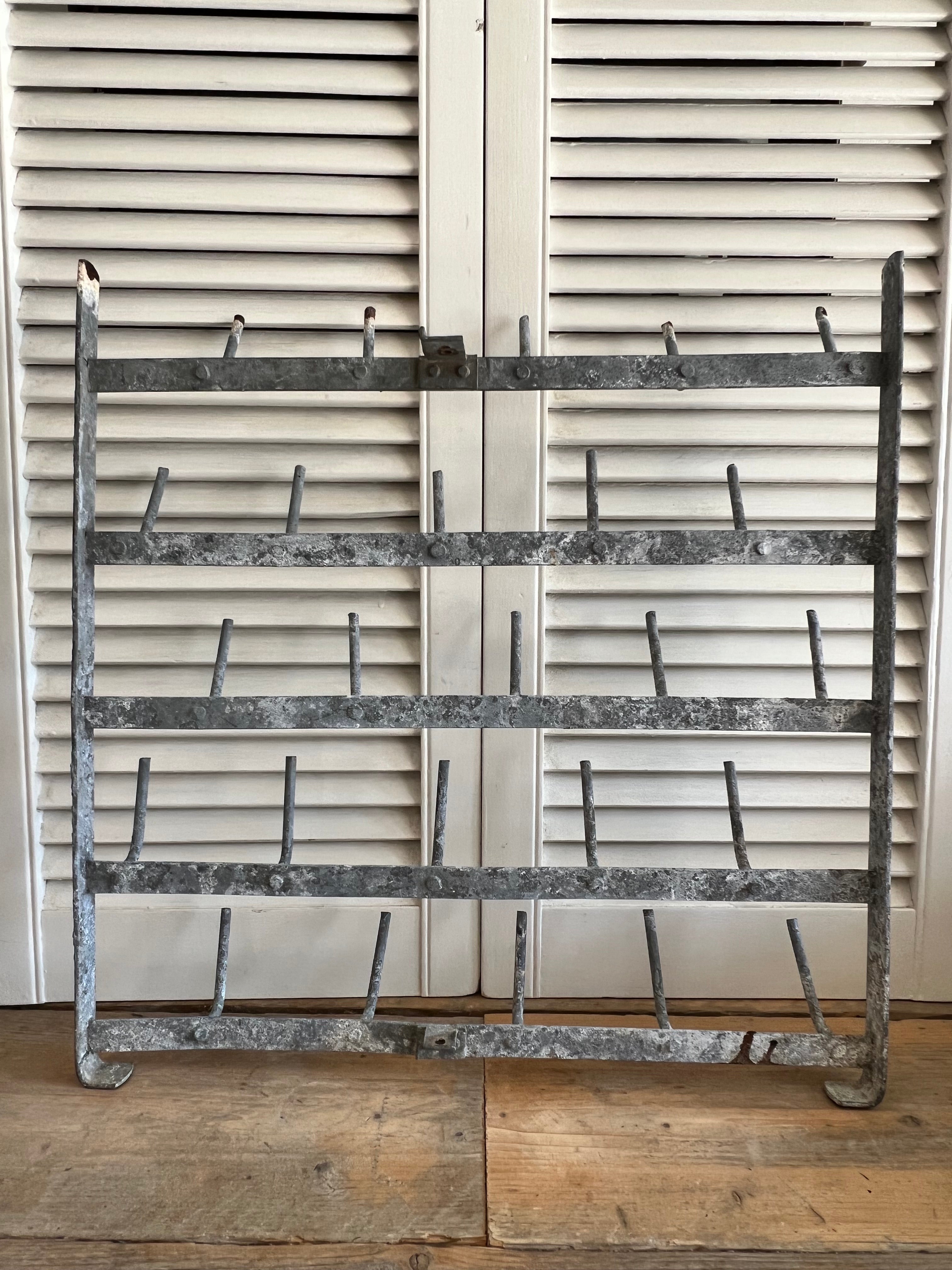 Frans brocante flessenrek voor aan de muur
