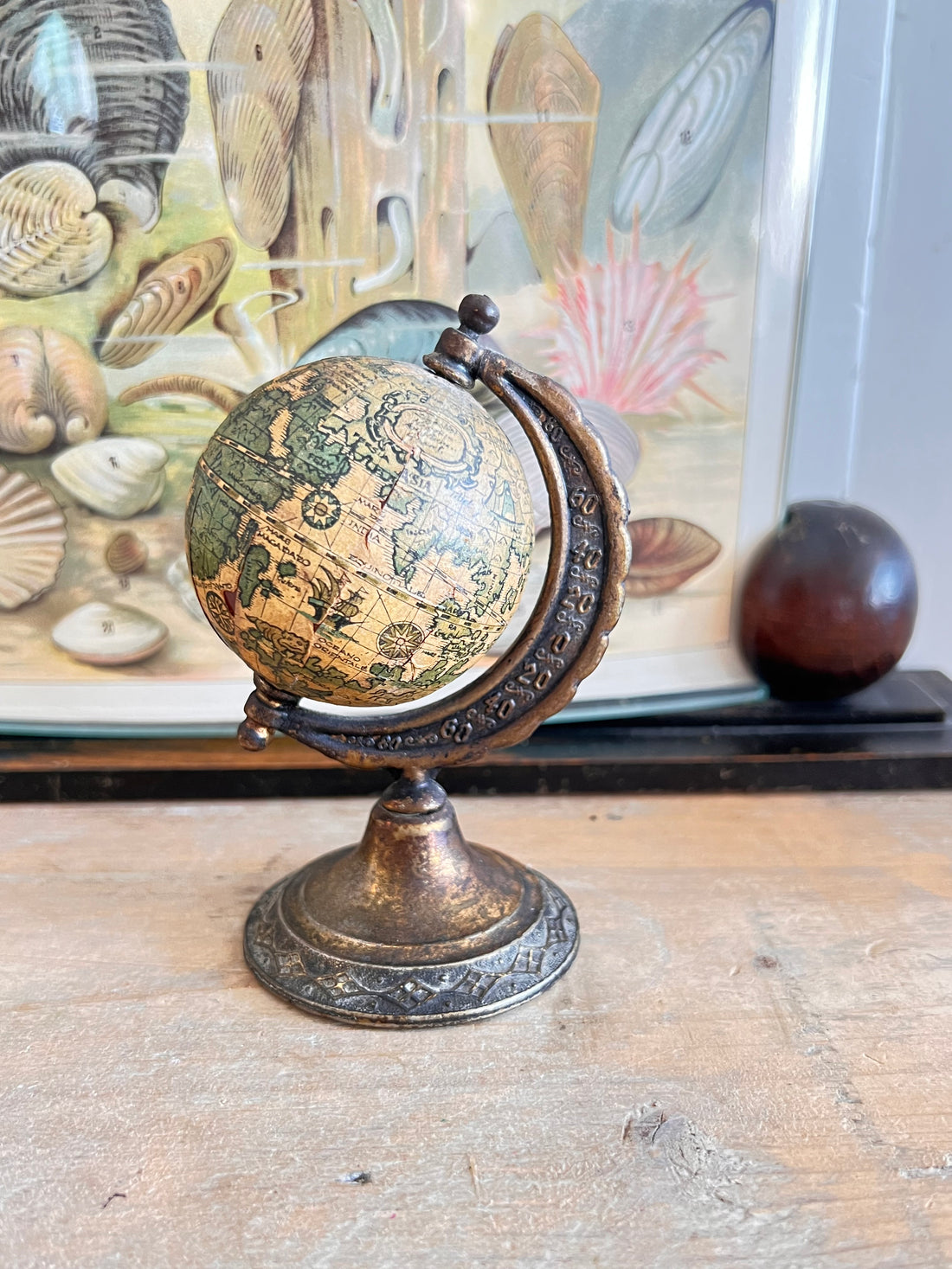 vintage miniatuur globe, kleine wereldbol, decoratieve wereldbol, retro globe, antieke mini globe, wereldbol decoratie, vintage globe collectible.