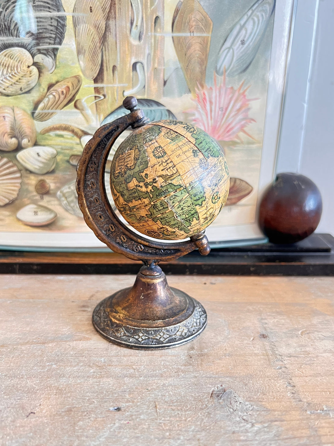 vintage miniatuur globe, kleine wereldbol, decoratieve wereldbol, retro globe, antieke mini globe, wereldbol decoratie, vintage globe collectible.