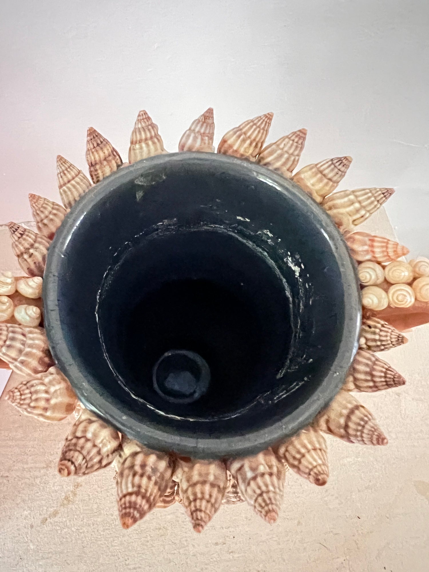 schelpen vaas vintage, terracotta vaas met oren, vaas met schelpen, handgemaakte schelpen decoratie, natuurlijke vaas, vintage woondecoratie, maritieme woonaccessoires, schelpen decor vaas, unieke terracotta vaas.