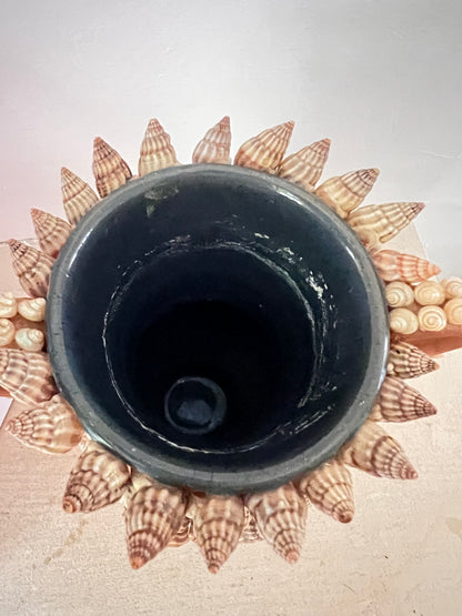 schelpen vaas vintage, terracotta vaas met oren, vaas met schelpen, handgemaakte schelpen decoratie, natuurlijke vaas, vintage woondecoratie, maritieme woonaccessoires, schelpen decor vaas, unieke terracotta vaas.