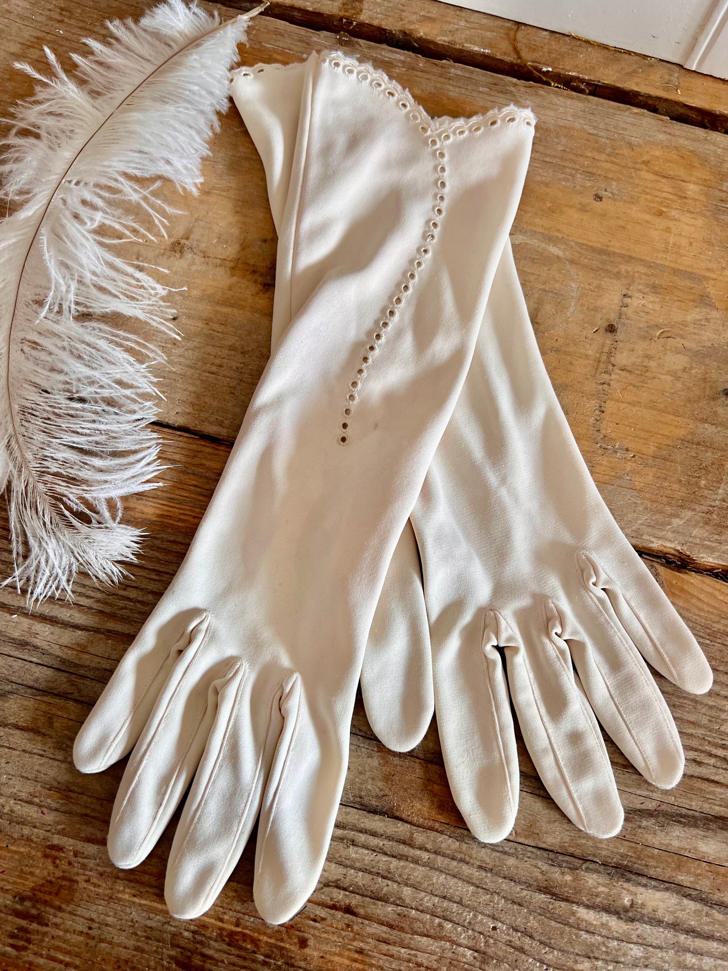 Halflange avond- of bruidshandschoenen in off white
