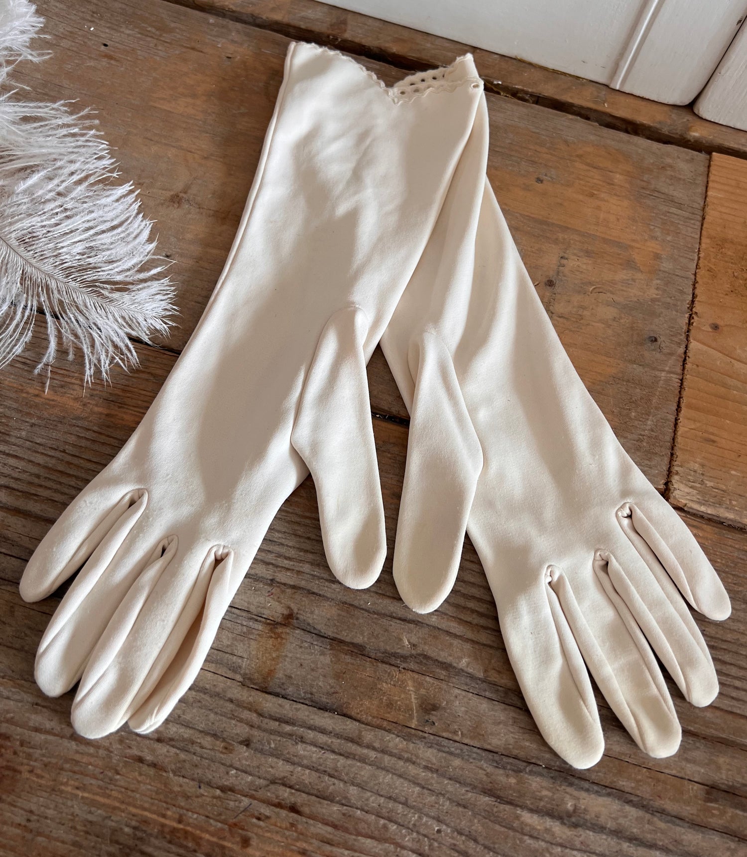 Halflange avond- of bruidshandschoenen in off white