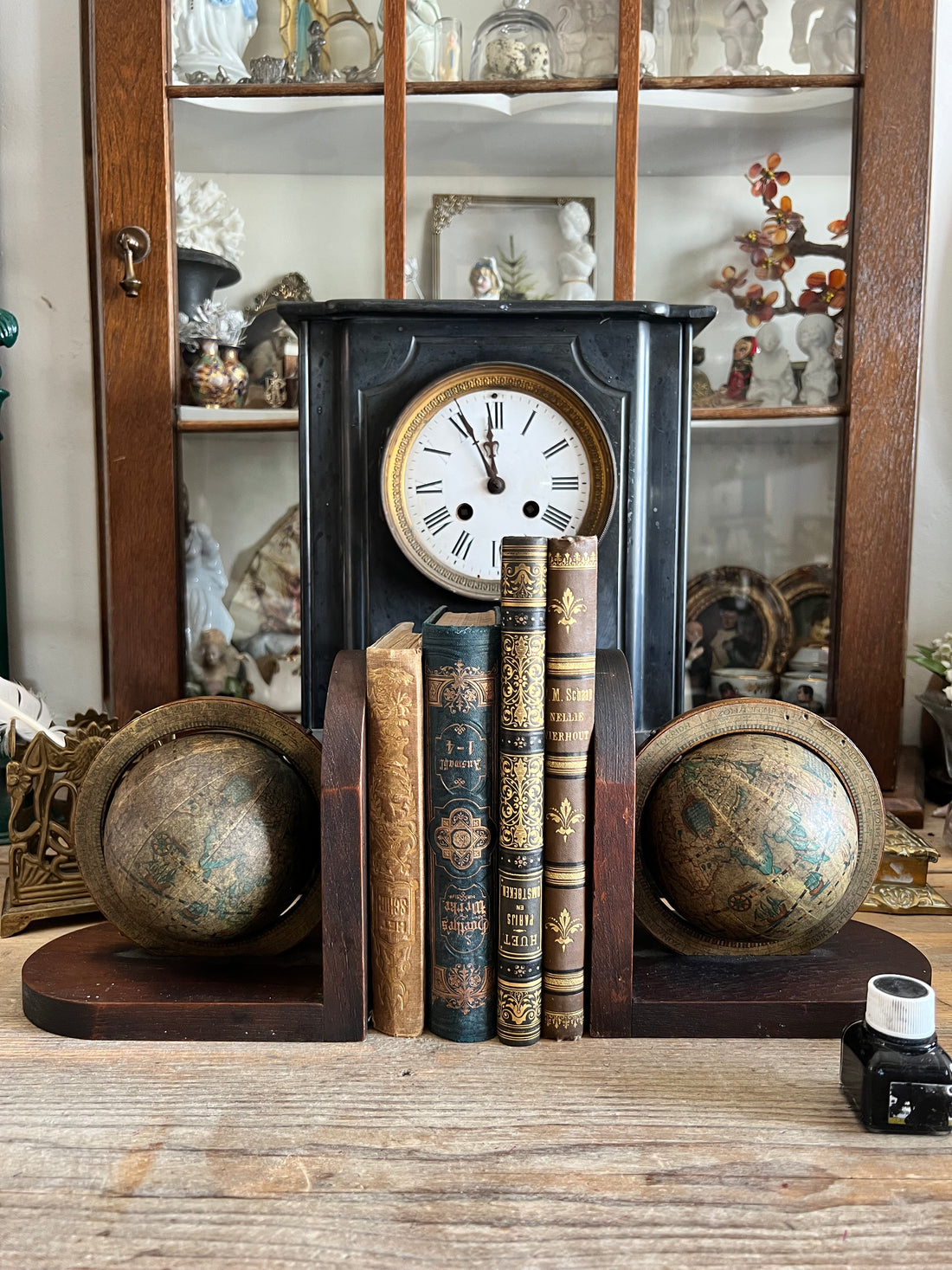 Boekensteunen wereldbol