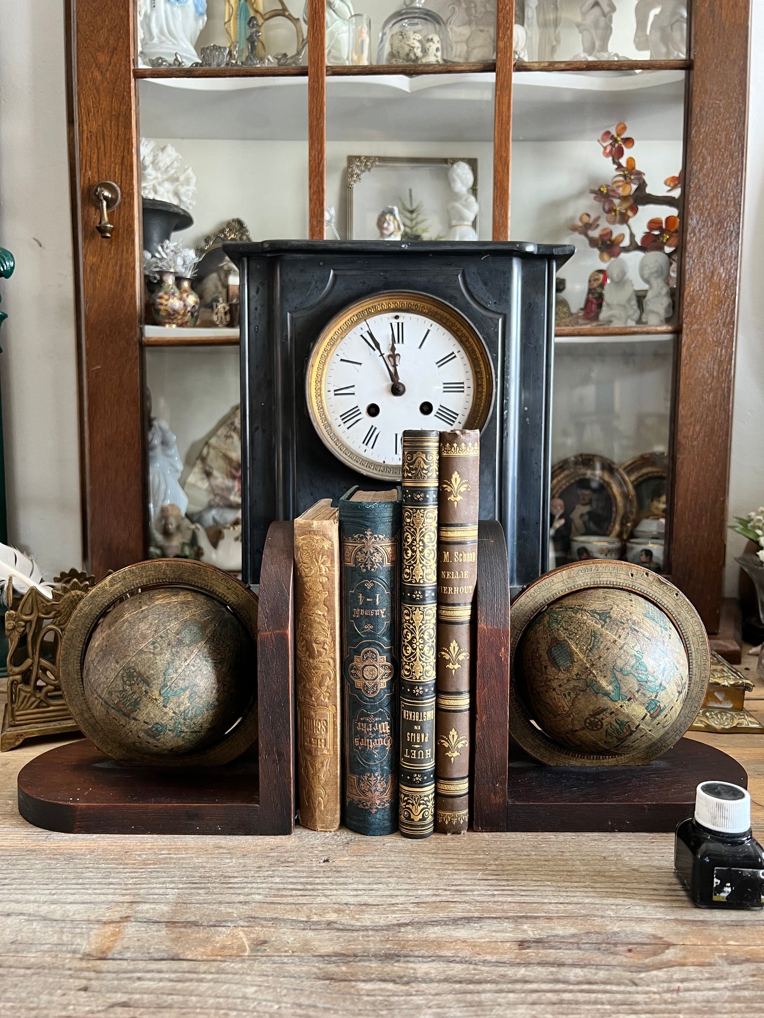 Boekensteunen wereldbol