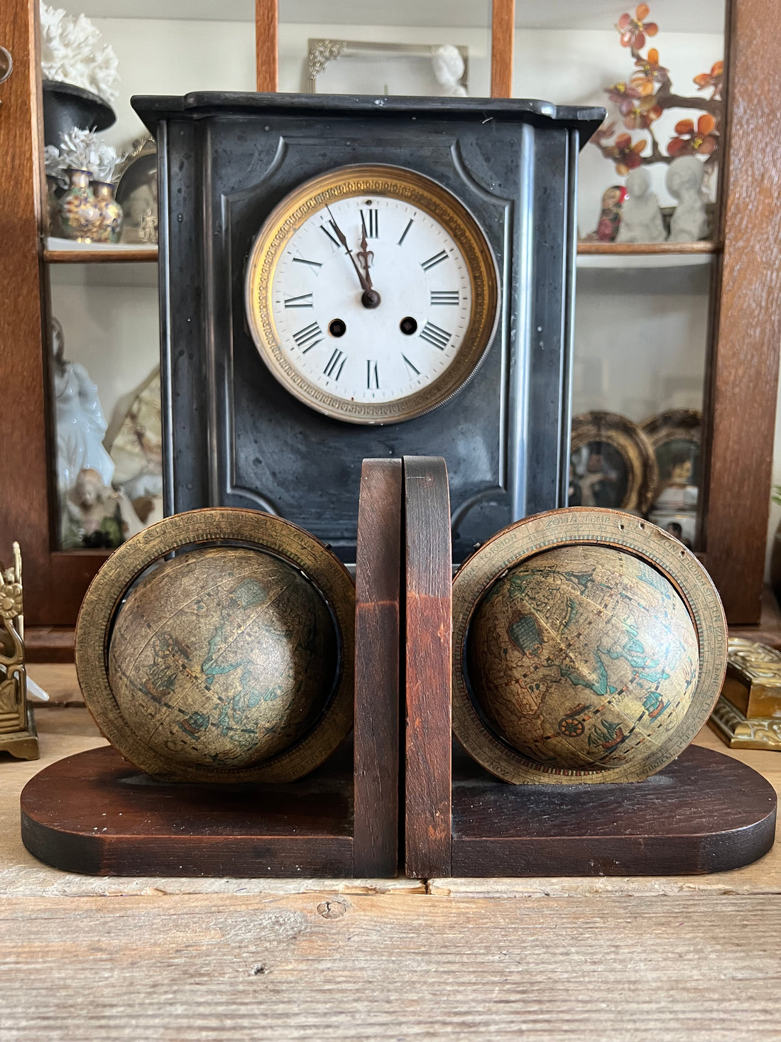 Set vintage boekensteunen met wereldbol, een stijlvolle en functionele aanvulling voor uw boekenkast of bureau. Deze charmante boekensteunen tonen authentieke gebruikssporen die hun karakter en geschiedenis benadrukken. Perfect voor liefhebbers van retro design en wereldreizigers, brengen ze een wereldse sfeer in uw interieur terwijl ze uw boeken stevig op hun plek houden. Een tijdloze combinatie van vakmanschap en nostalgie.