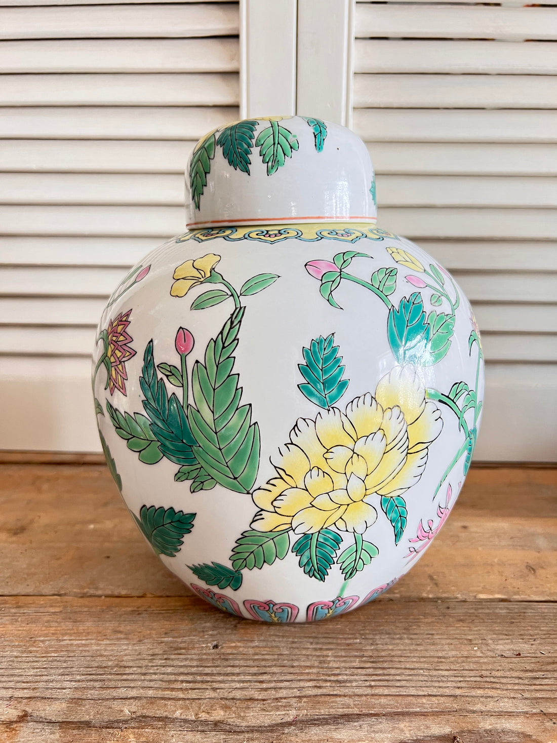 Chinese Family Rose gemberpot, Family Rose porselein, gemberpot met bloemendesign, gele bloemen gemberpot, Chinees porselein decoratie, handgeschilderde gemberpot, zomers bloemmotief keramiek, vintage Chinese vaas.