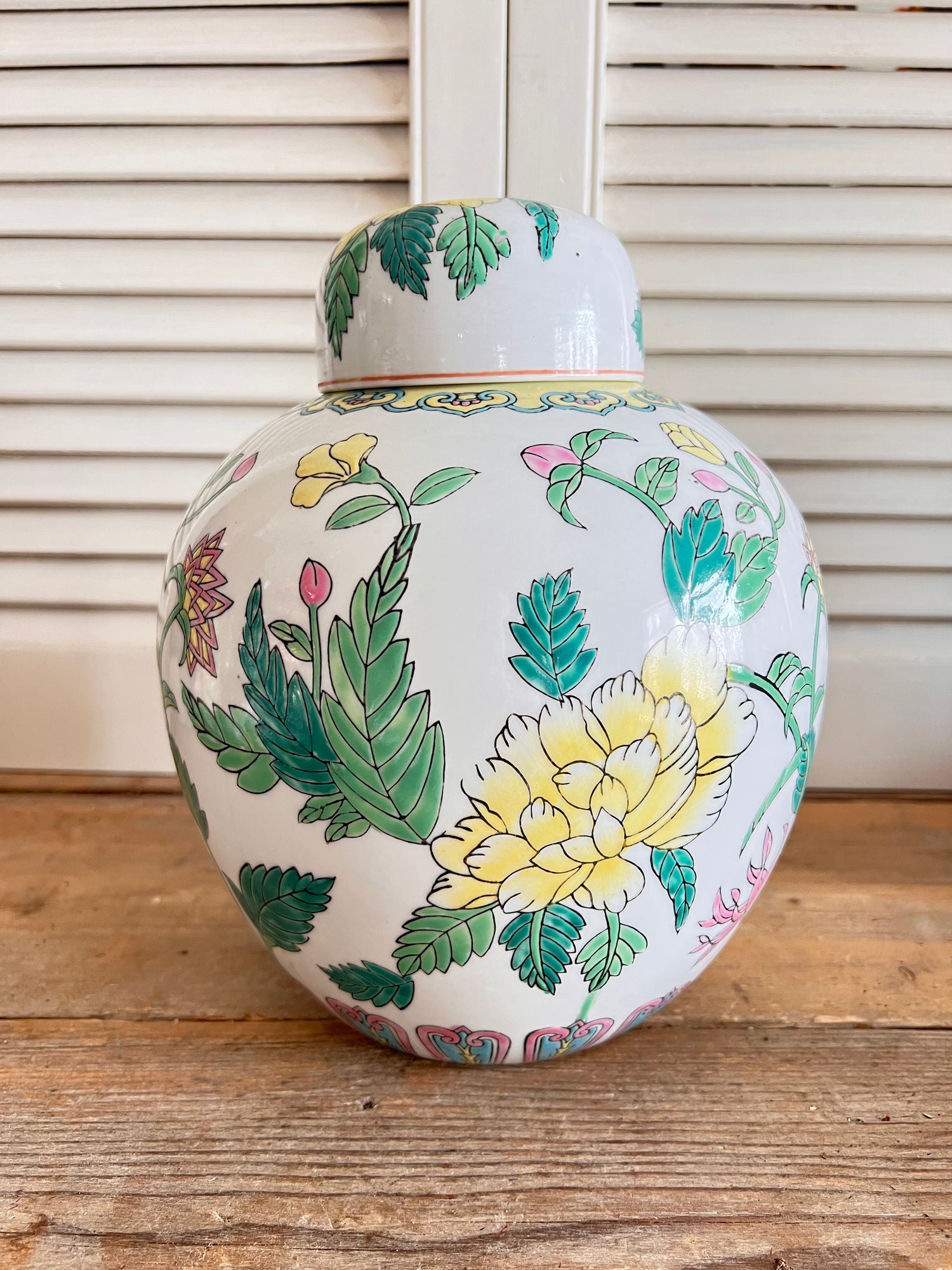 Chinese Family Rose gemberpot, Family Rose porselein, gemberpot met bloemendesign, gele bloemen gemberpot, Chinees porselein decoratie, handgeschilderde gemberpot, zomers bloemmotief keramiek, vintage Chinese vaas.