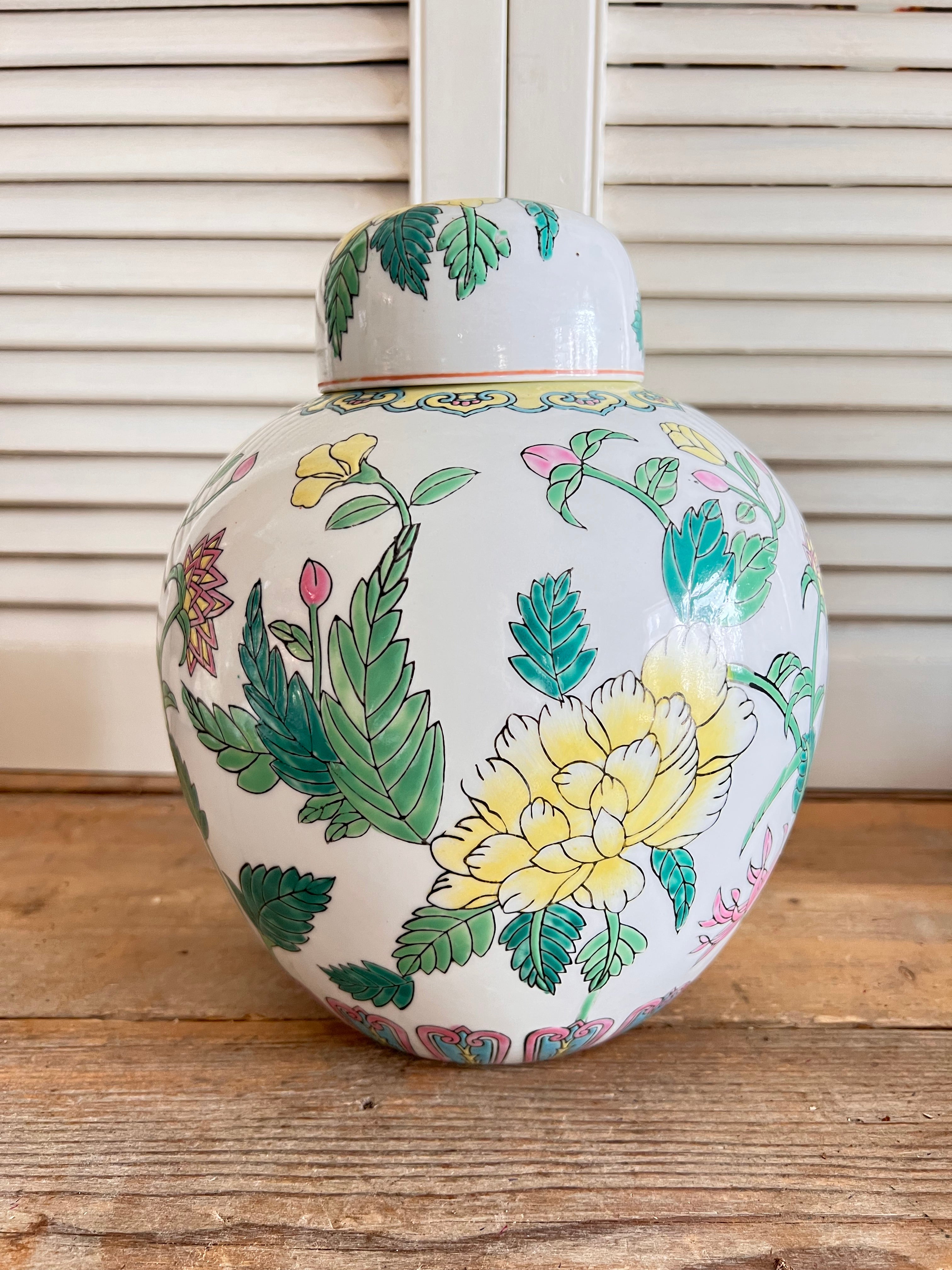 Chinese Family Rose gemberpot, Family Rose porselein, gemberpot met bloemendesign, gele bloemen gemberpot, Chinees porselein decoratie, handgeschilderde gemberpot, zomers bloemmotief keramiek, vintage Chinese vaas.