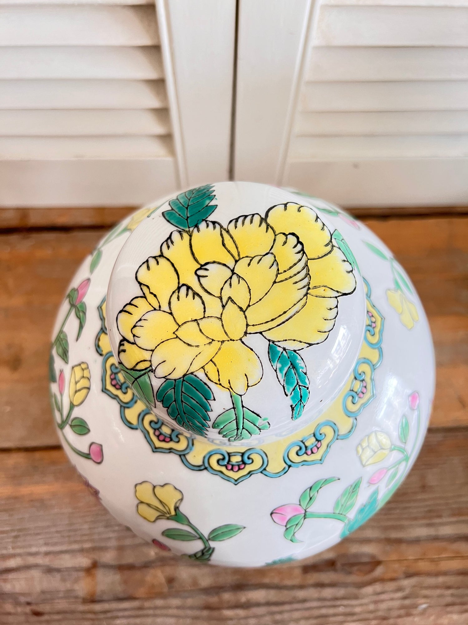 Chinese Family Rose gemberpot, Family Rose porselein, gemberpot met bloemendesign, gele bloemen gemberpot, Chinees porselein decoratie, handgeschilderde gemberpot, zomers bloemmotief keramiek, vintage Chinese vaas.
