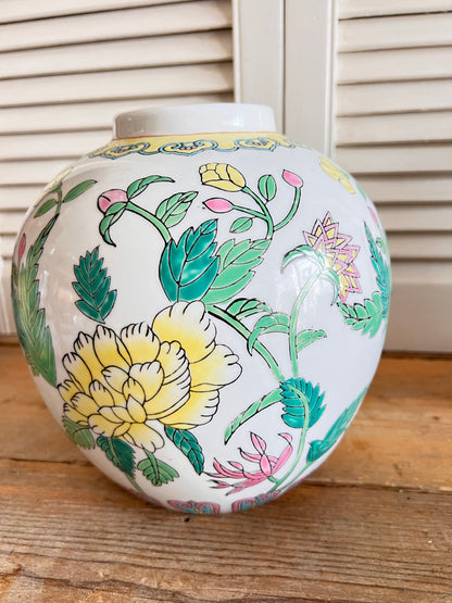 Chinese Family Rose gemberpot, Family Rose porselein, gemberpot met bloemendesign, gele bloemen gemberpot, Chinees porselein decoratie, handgeschilderde gemberpot, zomers bloemmotief keramiek, vintage Chinese vaas.