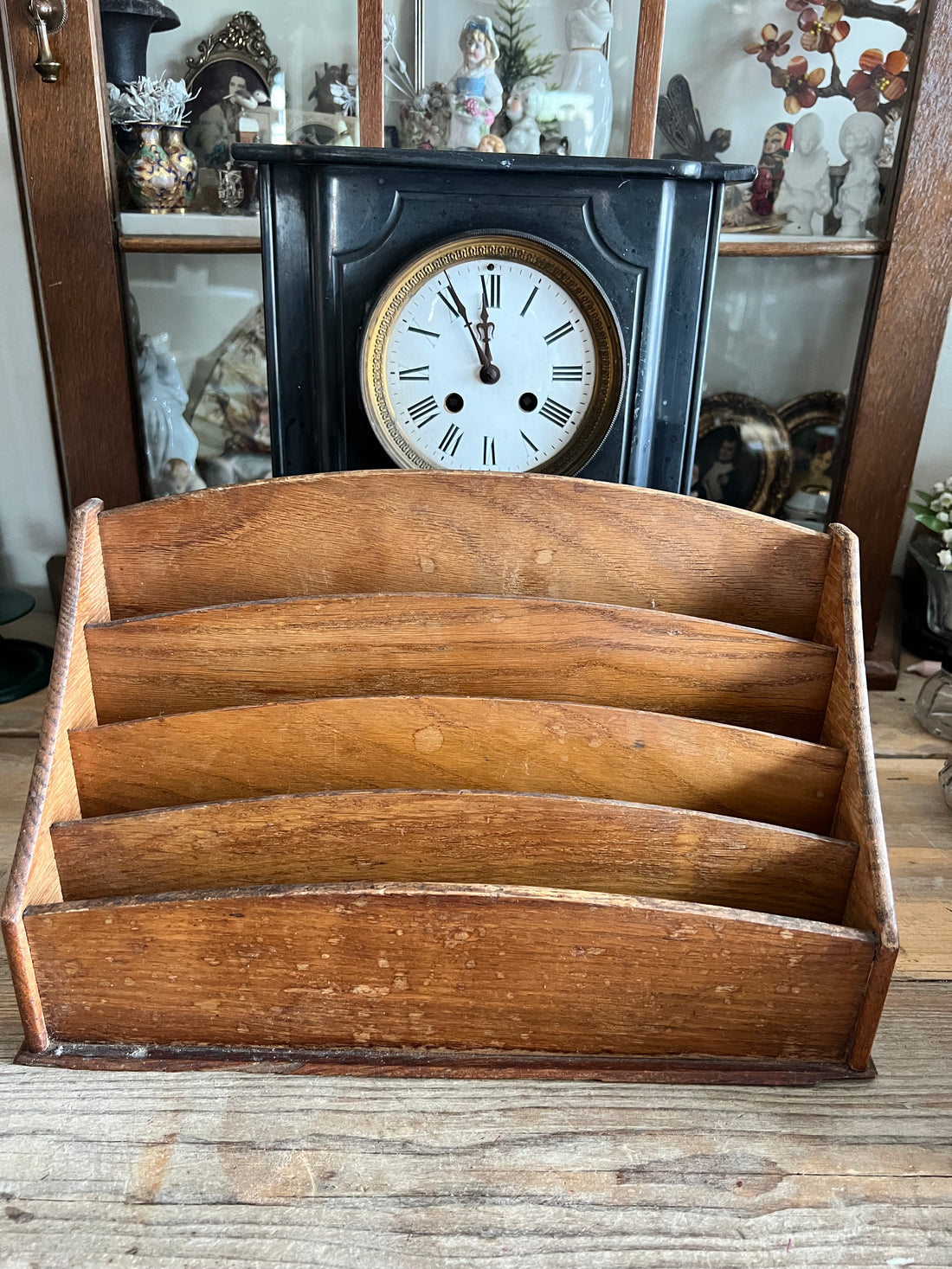 Art Deco brievenhouder van massief eikenhout in authentieke, goed bewaarde staat. Deze vintage brievenhouder straalt tijdloze elegantie uit met strakke lijnen en kenmerkende Art Deco details. Perfect voor het georganiseerd bewaren van post, documenten en papieren op je bureau of thuiswerkplek. Dankzij het duurzame eikenhout en het klassieke design is deze brievenhouder niet alleen functioneel, maar ook een stijlvolle toevoeging aan elk interieur. Ideaal voor liefhebbers van authentieke vintage accessoires e