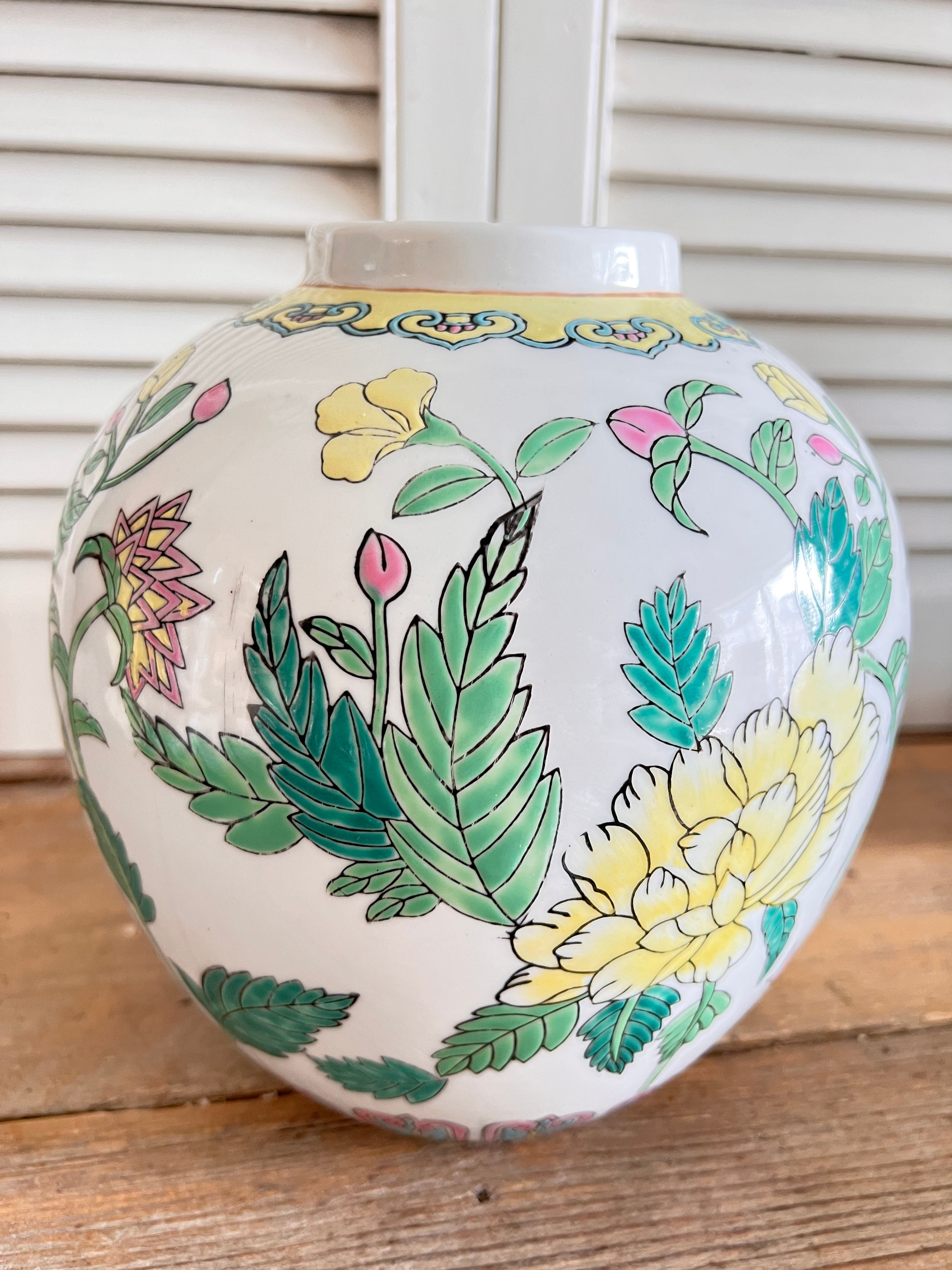 Chinese Family Rose gemberpot, Family Rose porselein, gemberpot met bloemendesign, gele bloemen gemberpot, Chinees porselein decoratie, handgeschilderde gemberpot, zomers bloemmotief keramiek, vintage Chinese vaas.