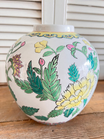 Chinese Family Rose gemberpot, Family Rose porselein, gemberpot met bloemendesign, gele bloemen gemberpot, Chinees porselein decoratie, handgeschilderde gemberpot, zomers bloemmotief keramiek, vintage Chinese vaas.