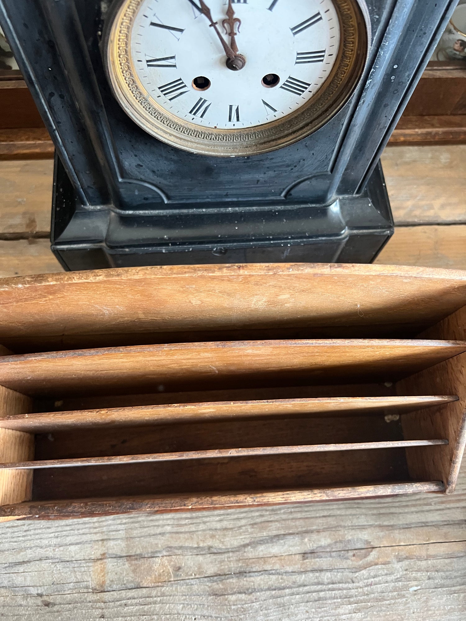 Art Deco brievenhouder van massief eikenhout in authentieke, goed bewaarde staat. Deze vintage brievenhouder straalt tijdloze elegantie uit met strakke lijnen en kenmerkende Art Deco details. Perfect voor het georganiseerd bewaren van post, documenten en papieren op je bureau of thuiswerkplek. Dankzij het duurzame eikenhout en het klassieke design is deze brievenhouder niet alleen functioneel, maar ook een stijlvolle toevoeging aan elk interieur. Ideaal voor liefhebbers van authentieke vintage accessoires e
