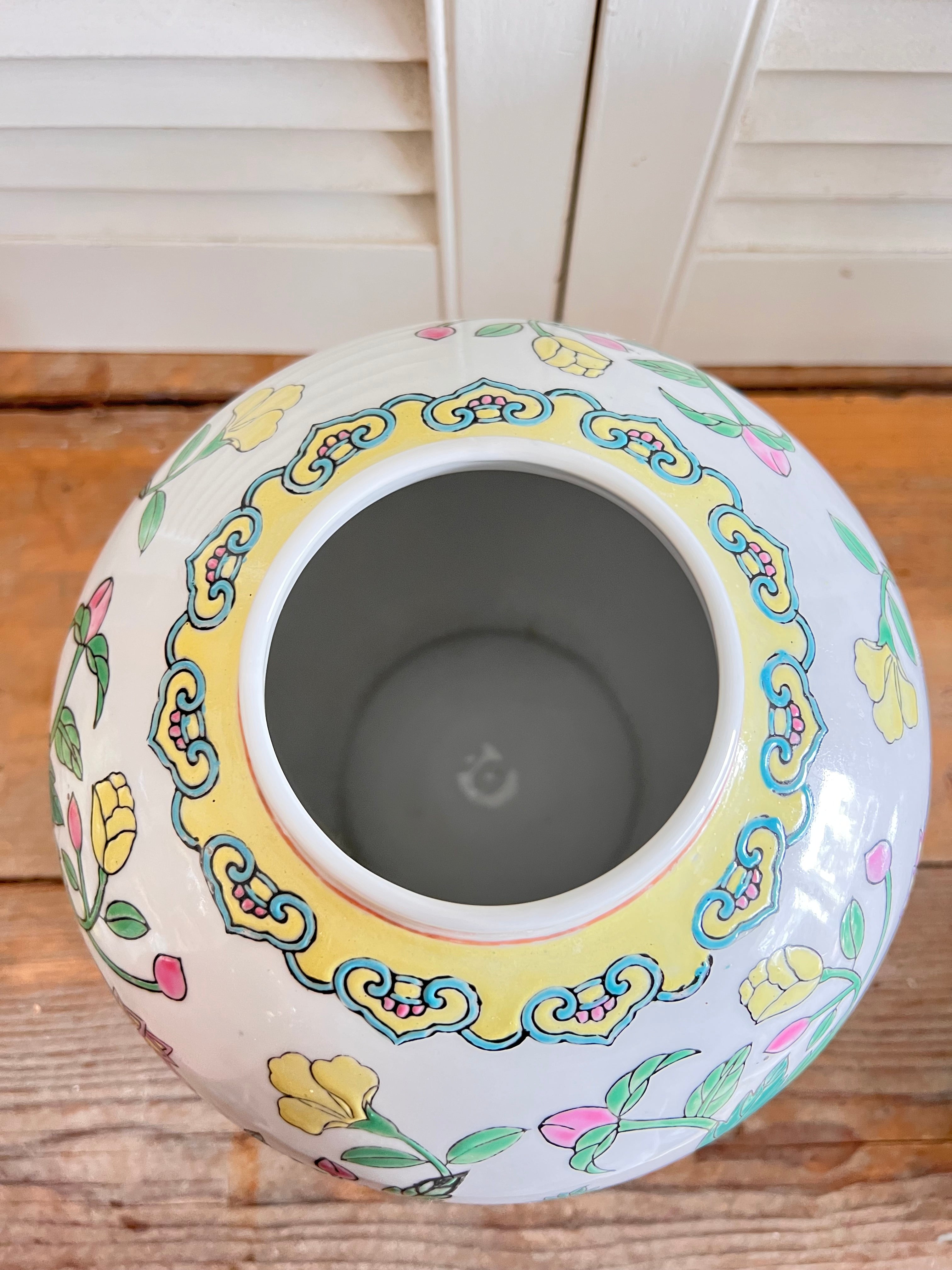 Chinese Family Rose gemberpot, Family Rose porselein, gemberpot met bloemendesign, gele bloemen gemberpot, Chinees porselein decoratie, handgeschilderde gemberpot, zomers bloemmotief keramiek, vintage Chinese vaas.
