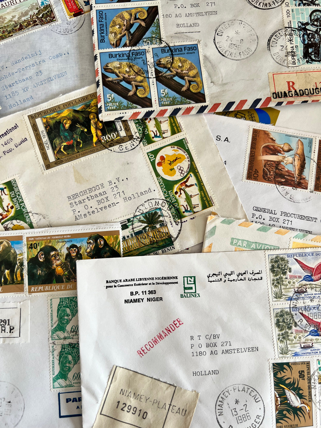 Vintage postzegels op enveloppen