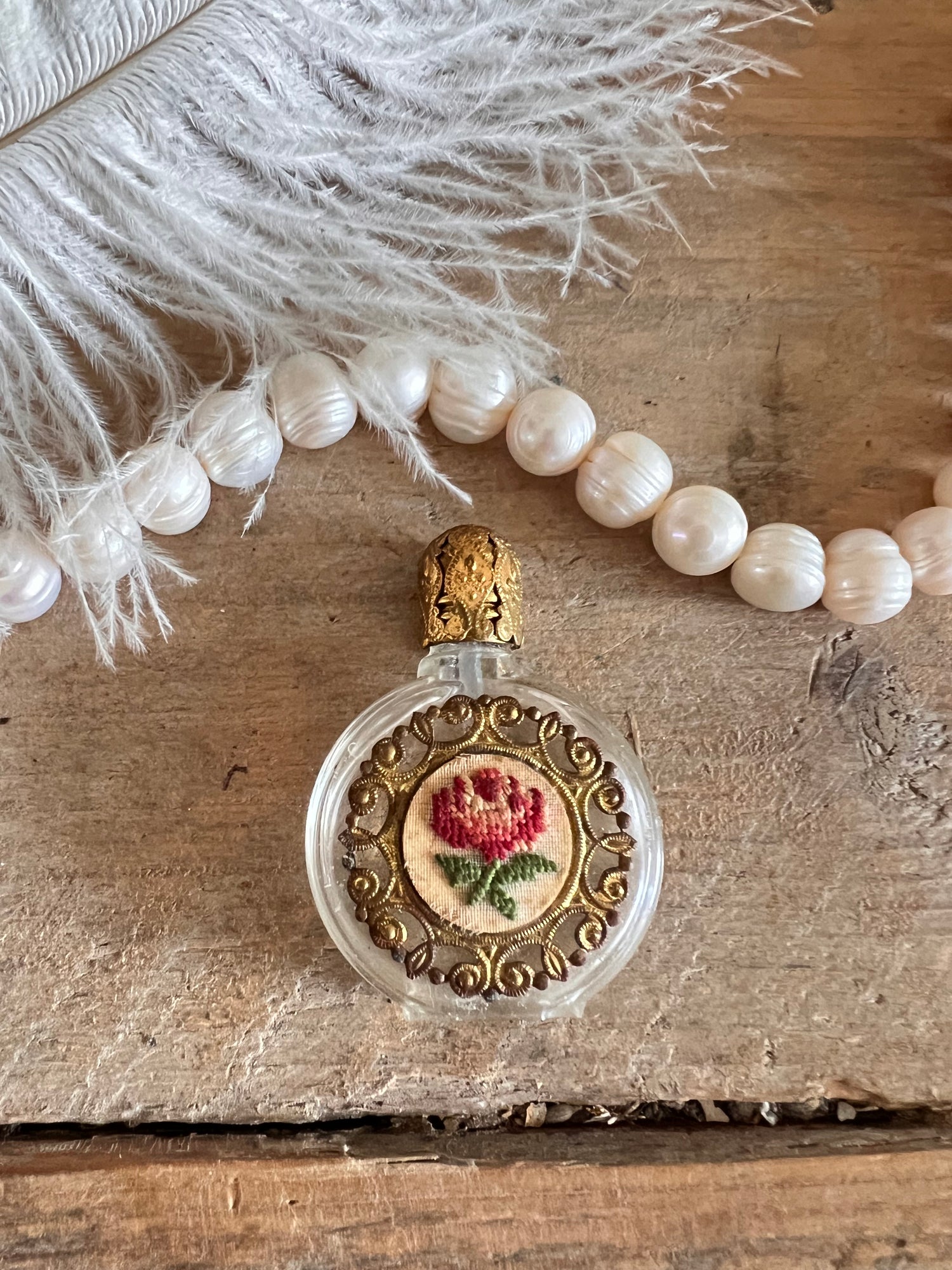 miniatuurparfumflesje petit point, parfumflesje uit Wenen, filigraan schroefdopje, borduurwerk roos, antiek miniatuur parfumflesje, traditioneel borduurwerk, verzamelobject parfumflesje.