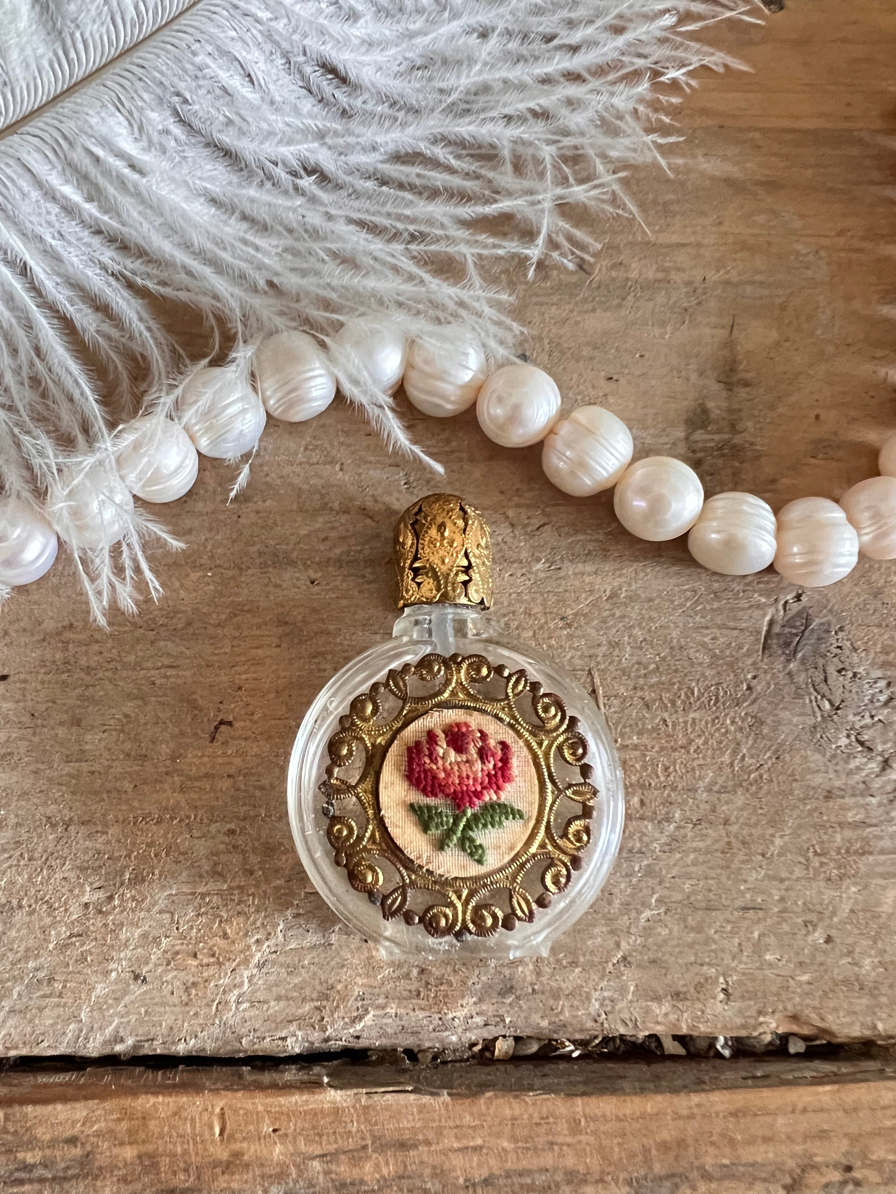 miniatuurparfumflesje petit point, parfumflesje uit Wenen, filigraan schroefdopje, borduurwerk roos, antiek miniatuur parfumflesje, traditioneel borduurwerk, verzamelobject parfumflesje.