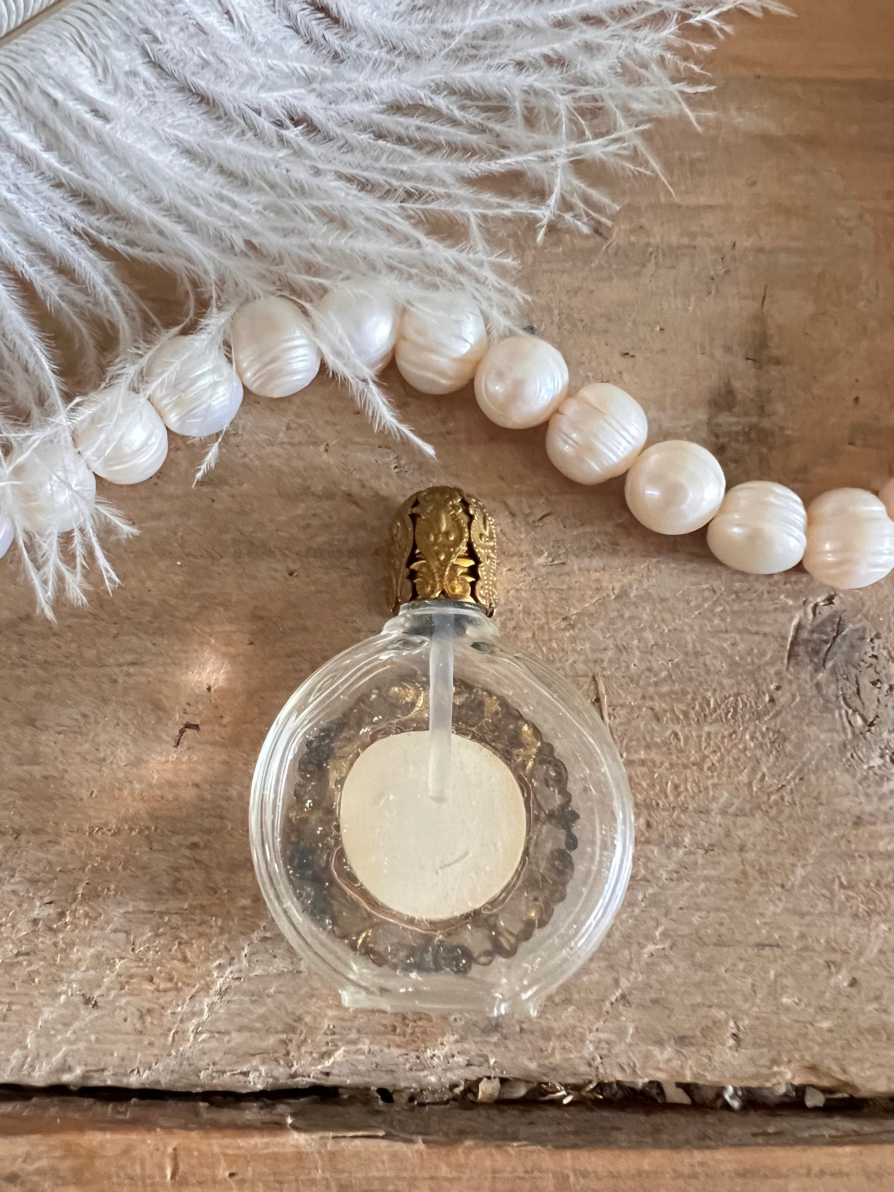 miniatuurparfumflesje petit point, parfumflesje uit Wenen, filigraan schroefdopje, borduurwerk roos, antiek miniatuur parfumflesje, traditioneel borduurwerk, verzamelobject parfumflesje.