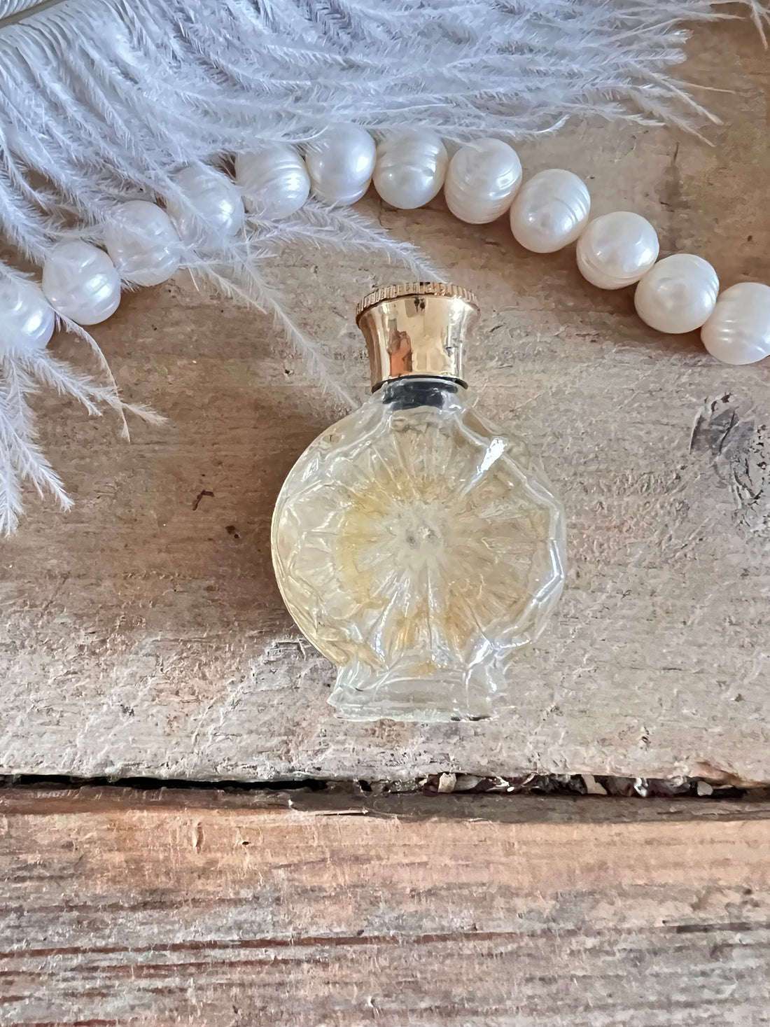 miniatuurparfumflesje petit point, parfumflesje uit Wenen, filigraan schroefdopje, borduurwerk roos, antiek miniatuur parfumflesje, traditioneel borduurwerk, verzamelobject parfumflesje.