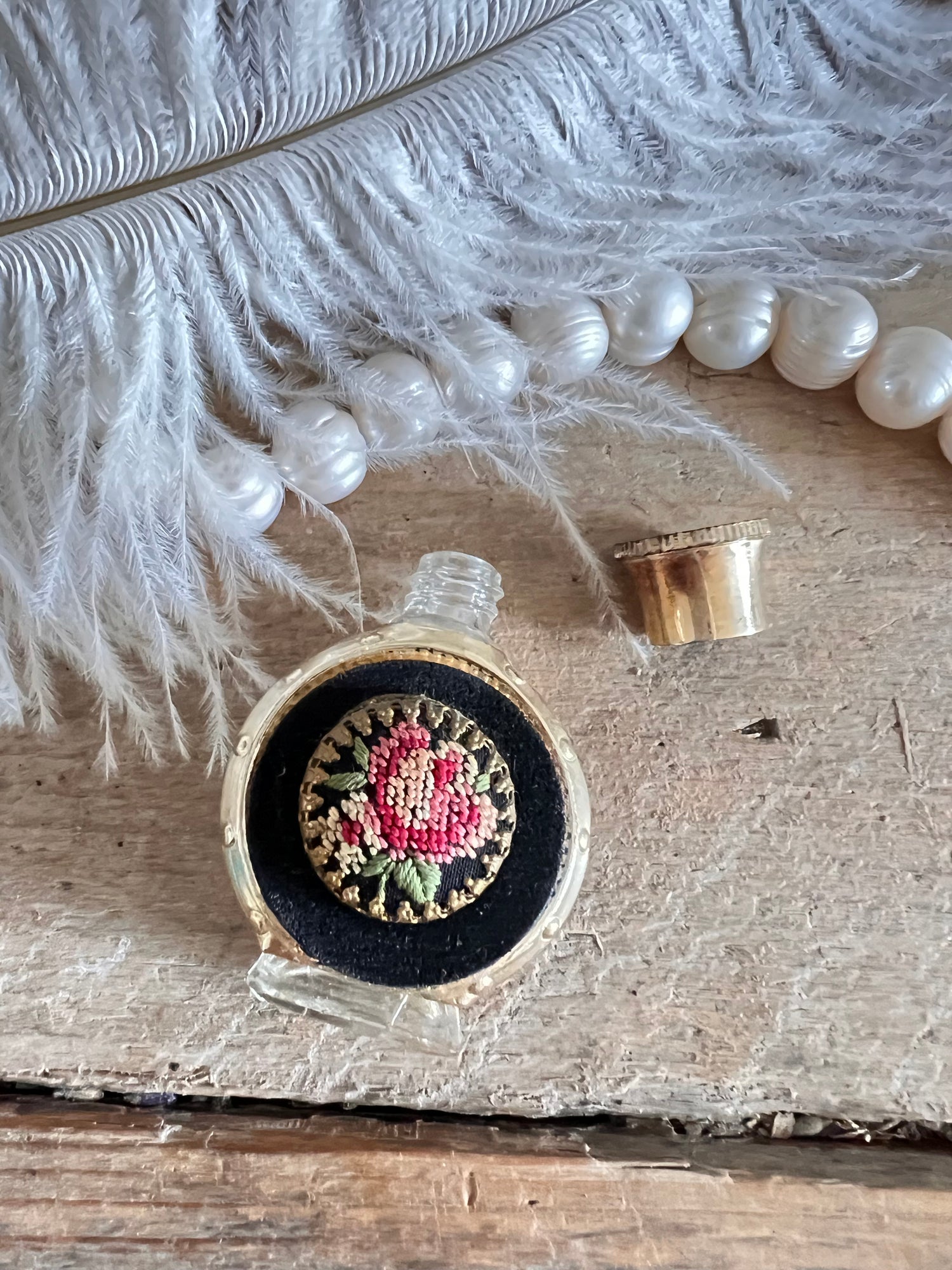 miniatuurparfumflesje petit point, parfumflesje uit Wenen, filigraan schroefdopje, borduurwerk roos, antiek miniatuur parfumflesje, traditioneel borduurwerk, verzamelobject parfumflesje.