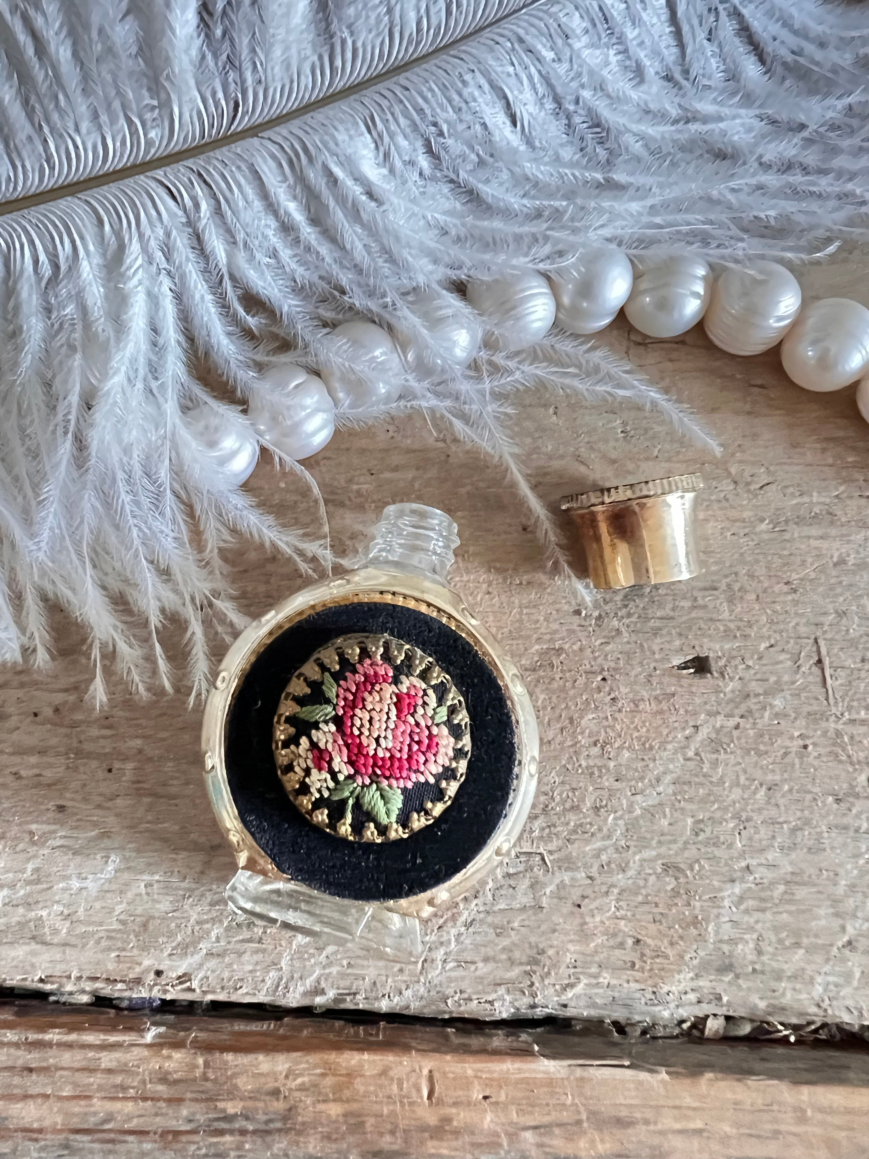 miniatuurparfumflesje petit point, parfumflesje uit Wenen, filigraan schroefdopje, borduurwerk roos, antiek miniatuur parfumflesje, traditioneel borduurwerk, verzamelobject parfumflesje.