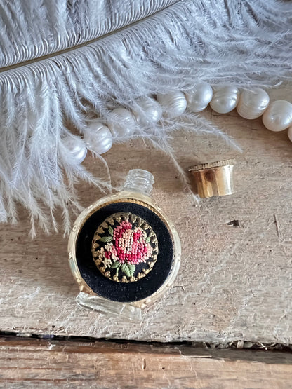 miniatuurparfumflesje petit point, parfumflesje uit Wenen, filigraan schroefdopje, borduurwerk roos, antiek miniatuur parfumflesje, traditioneel borduurwerk, verzamelobject parfumflesje.