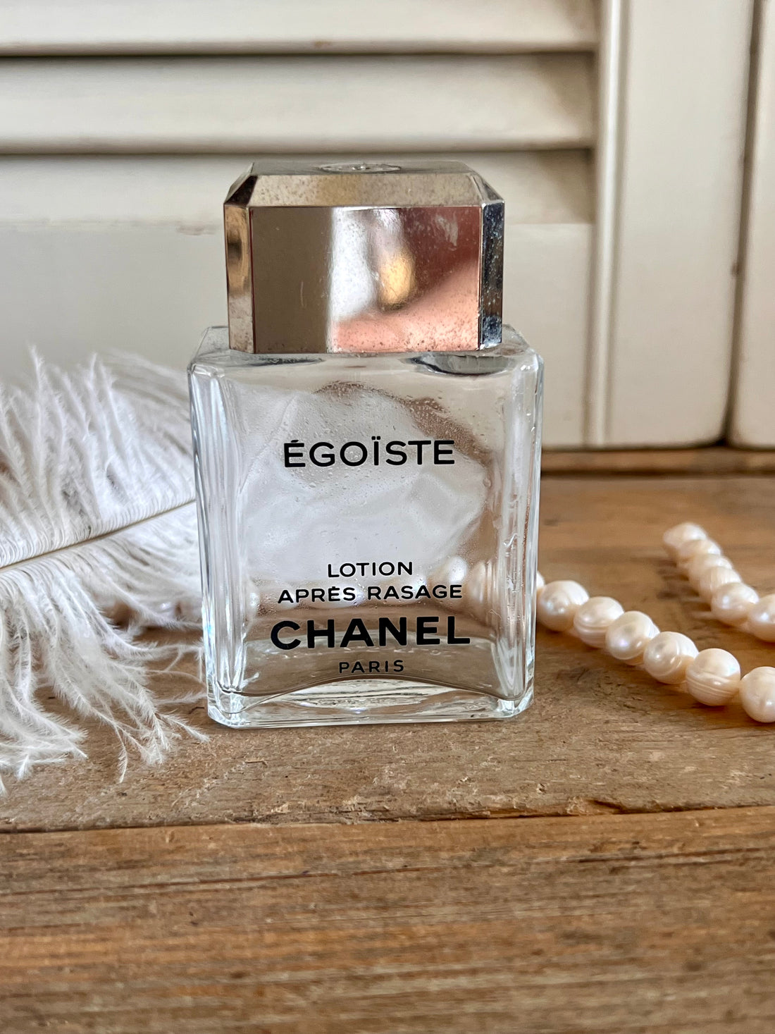 vintage aftershave flacon, Egoiste aftershave, decoratieve parfumbergen, Franse elegantie parfum, luxe modehuizen accessoire, klassieke aftershave fles, parfum liefhebbers, tijdloze aftershave flacon.