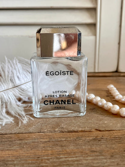 vintage aftershave flacon, Egoiste aftershave, decoratieve parfumbergen, Franse elegantie parfum, luxe modehuizen accessoire, klassieke aftershave fles, parfum liefhebbers, tijdloze aftershave flacon.