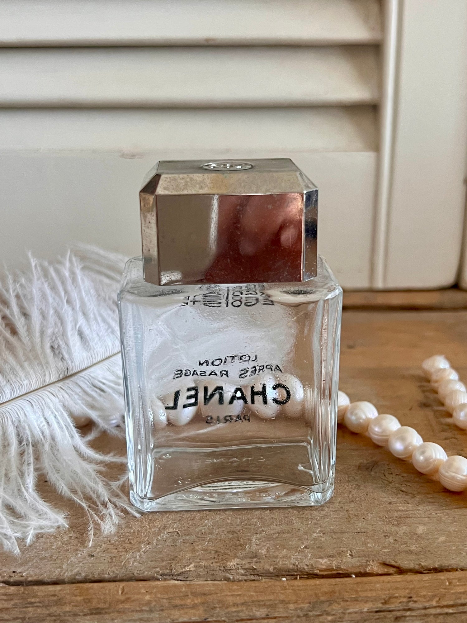 vintage aftershave flacon, Egoiste aftershave, decoratieve parfumbergen, Franse elegantie parfum, luxe modehuizen accessoire, klassieke aftershave fles, parfum liefhebbers, tijdloze aftershave flacon.