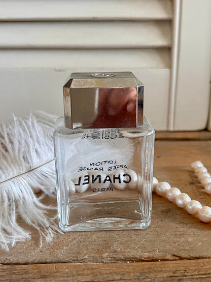 vintage aftershave flacon, Egoiste aftershave, decoratieve parfumbergen, Franse elegantie parfum, luxe modehuizen accessoire, klassieke aftershave fles, parfum liefhebbers, tijdloze aftershave flacon.