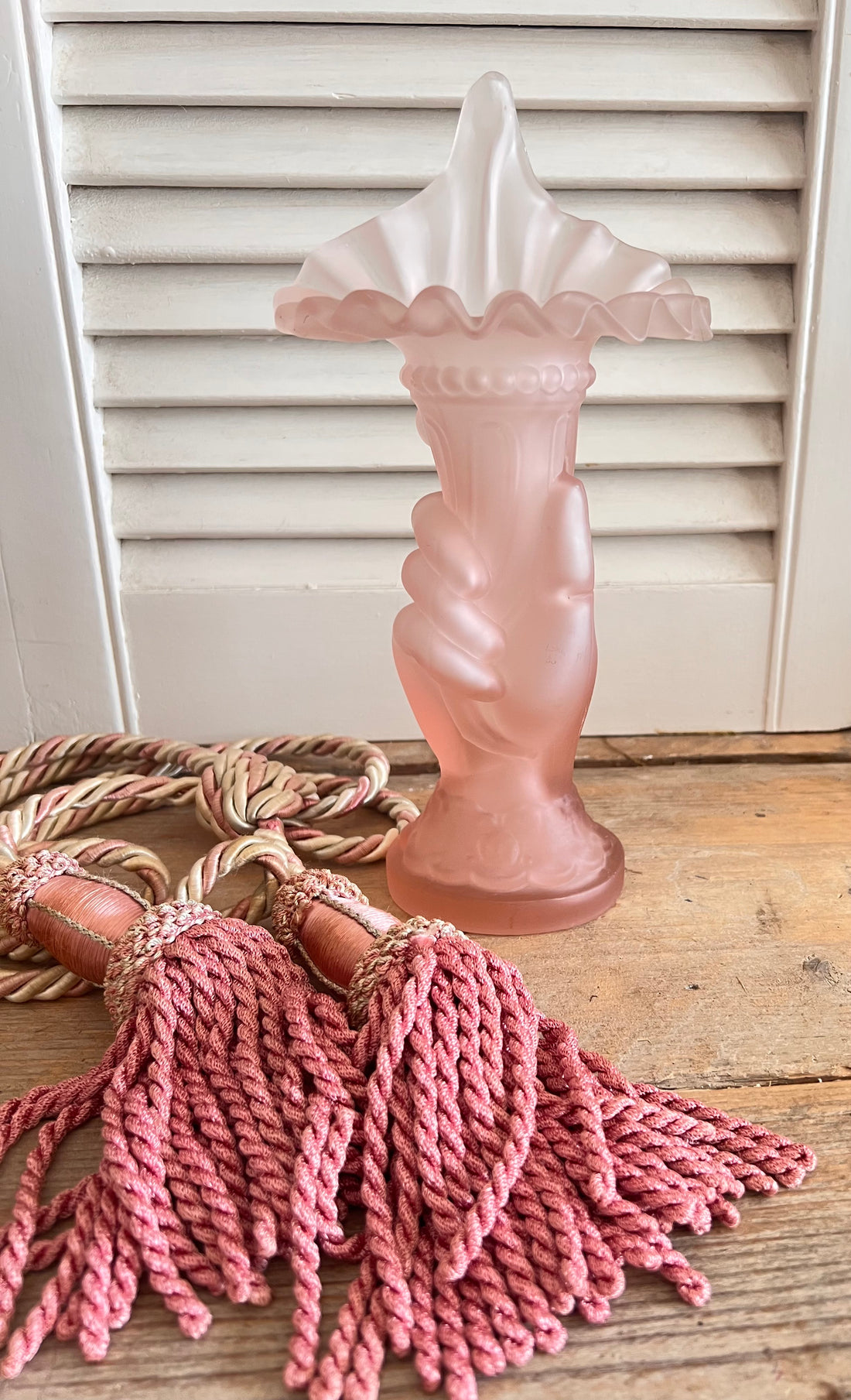 Vintage roze vaas, cornucopia vaas, hoorn des overvloeds vaas, satijnglas vaas roze, frosted glansvaas,brocante vaas, Franse brocante, roze glas, romantische interieur, vintage woonaccessoires